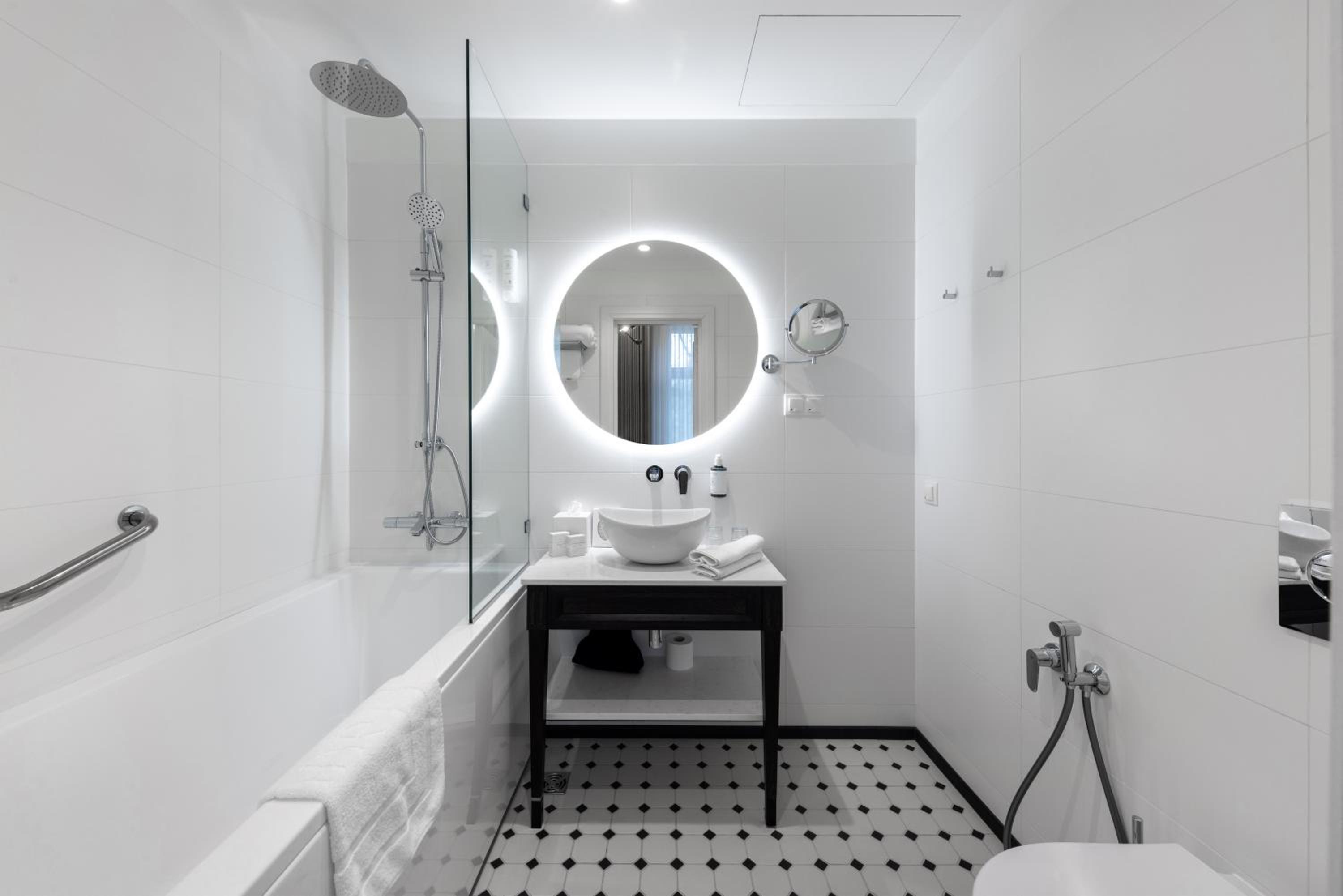 Park Suite with Spa Access - Photo 4