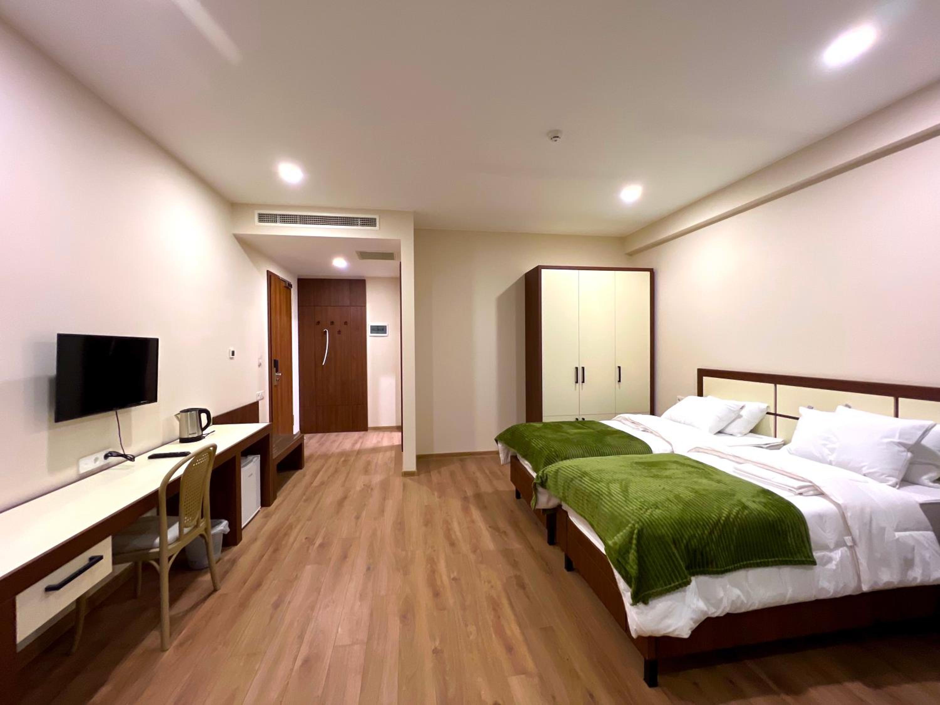 Twin Room with Extra Bed - Photo 1
