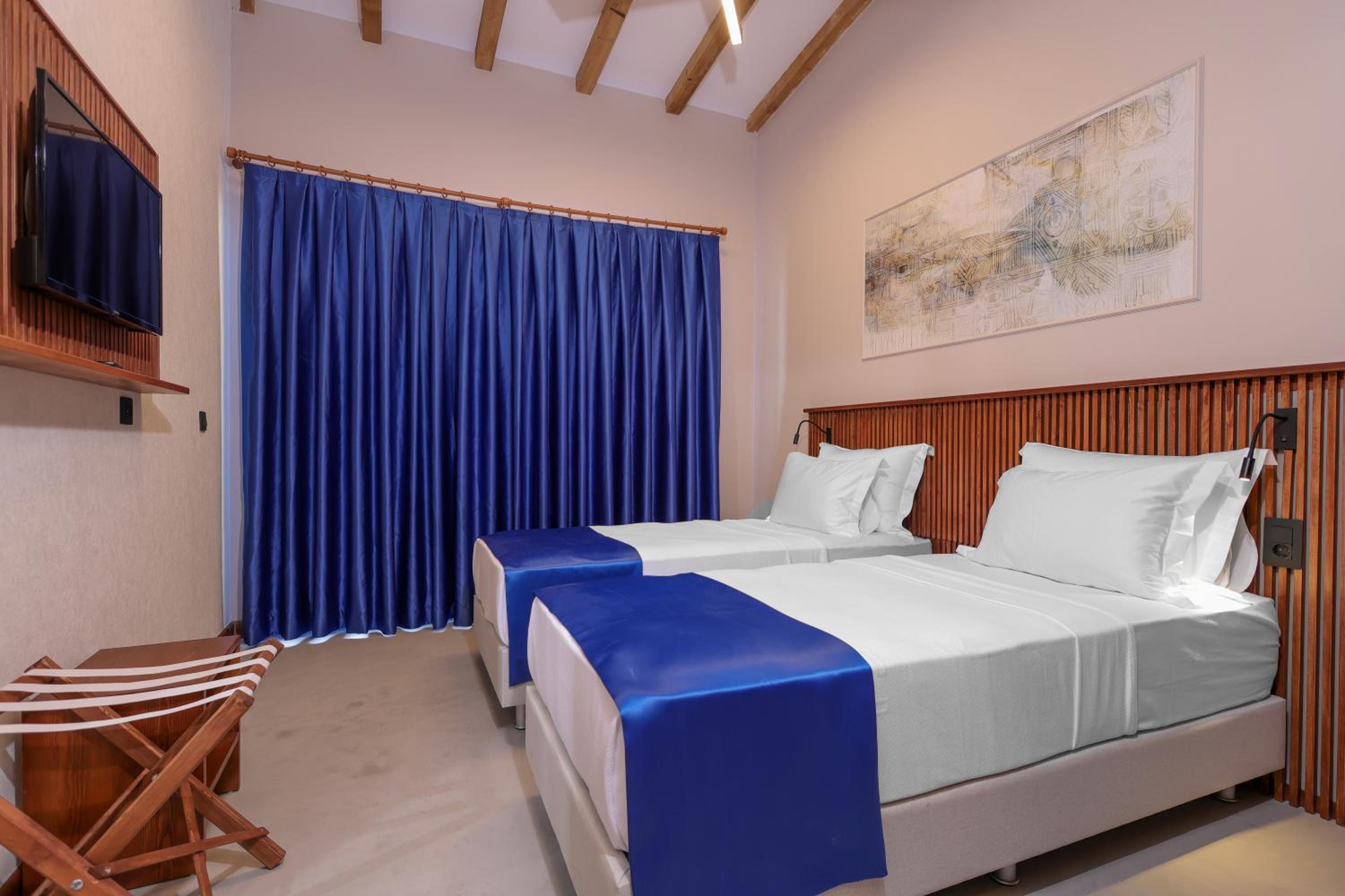 Double or Twin Room with Side Sea View - Photo 5