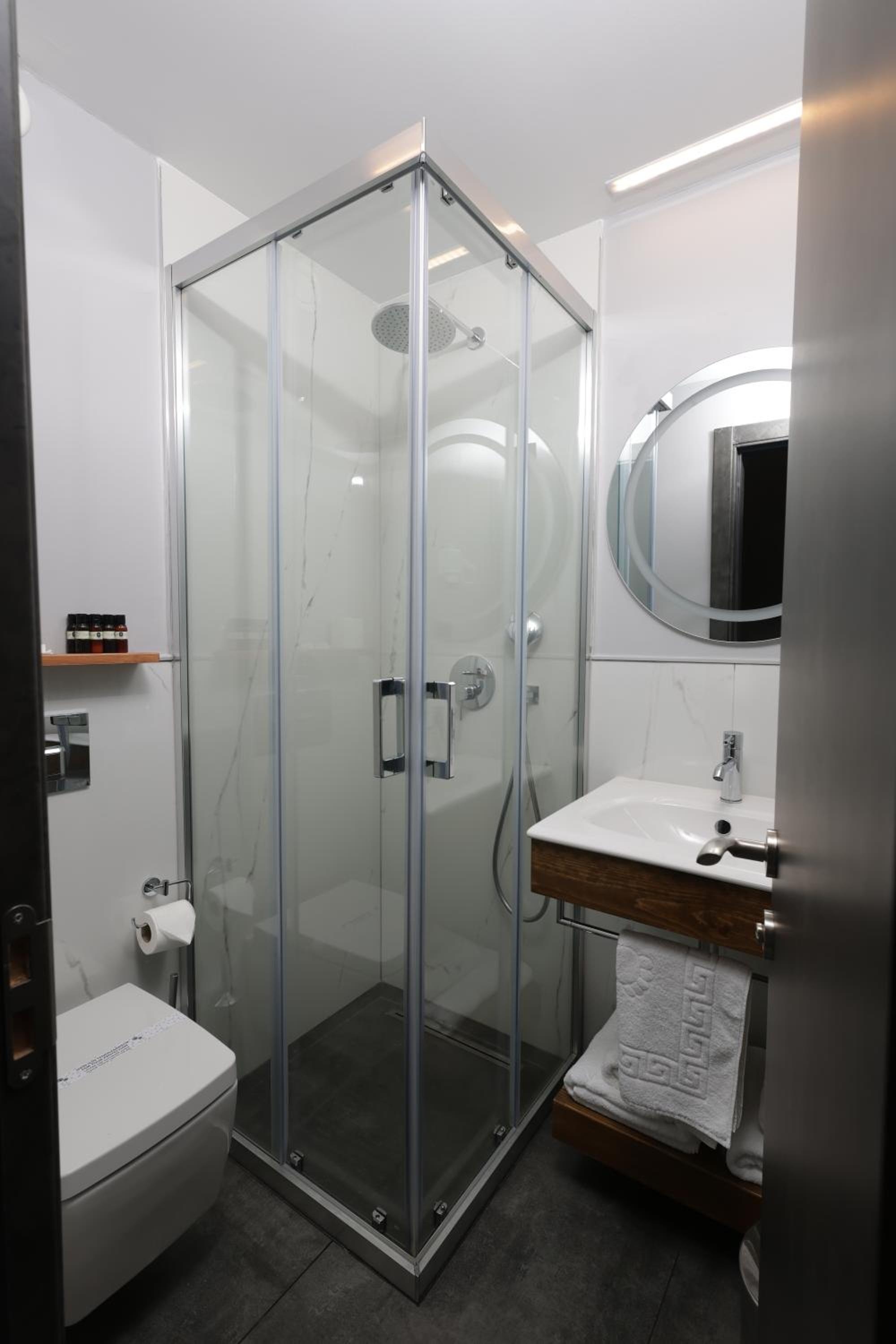 Double or Twin Room with Side Sea View - Photo 2