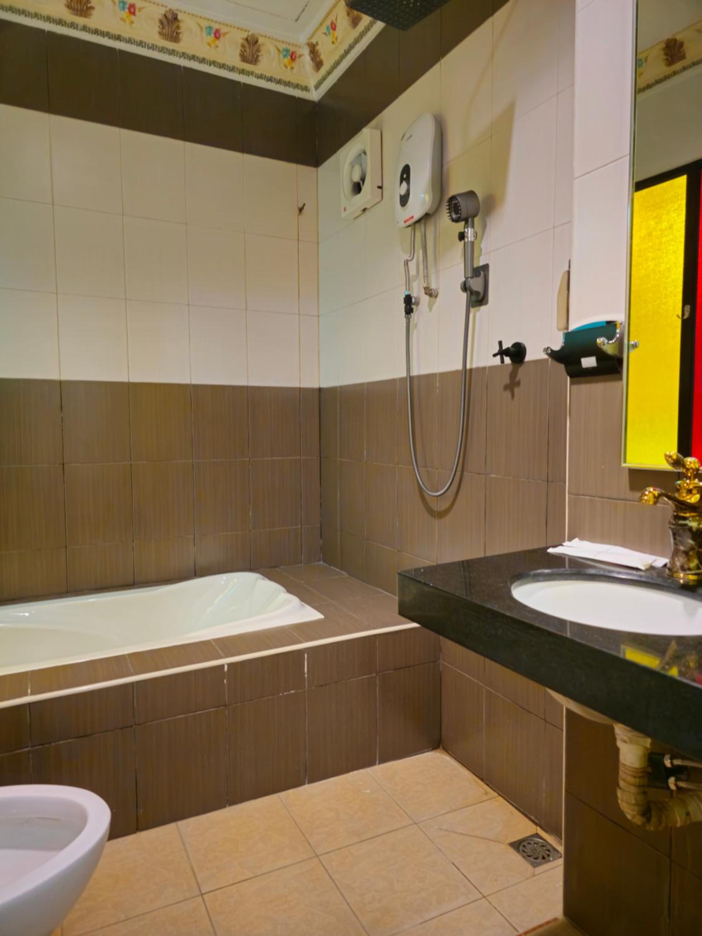Standard Deluxe King Room - Photo 4