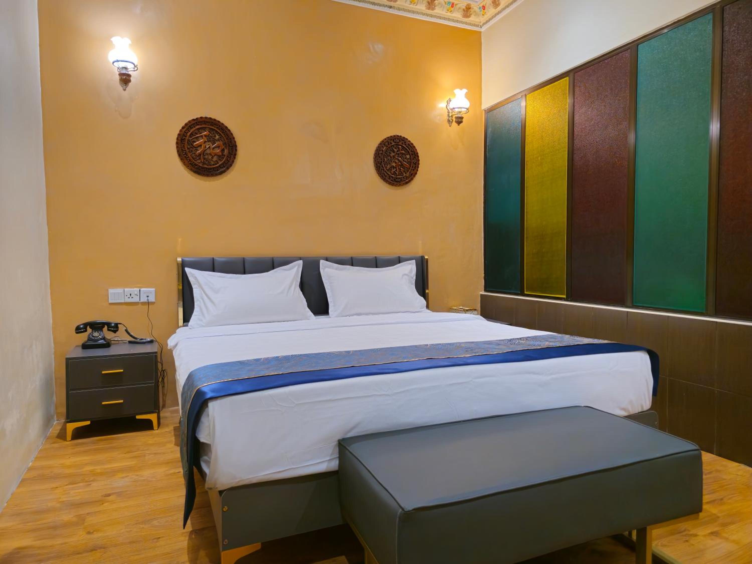 Standard Deluxe King Room - Photo 1