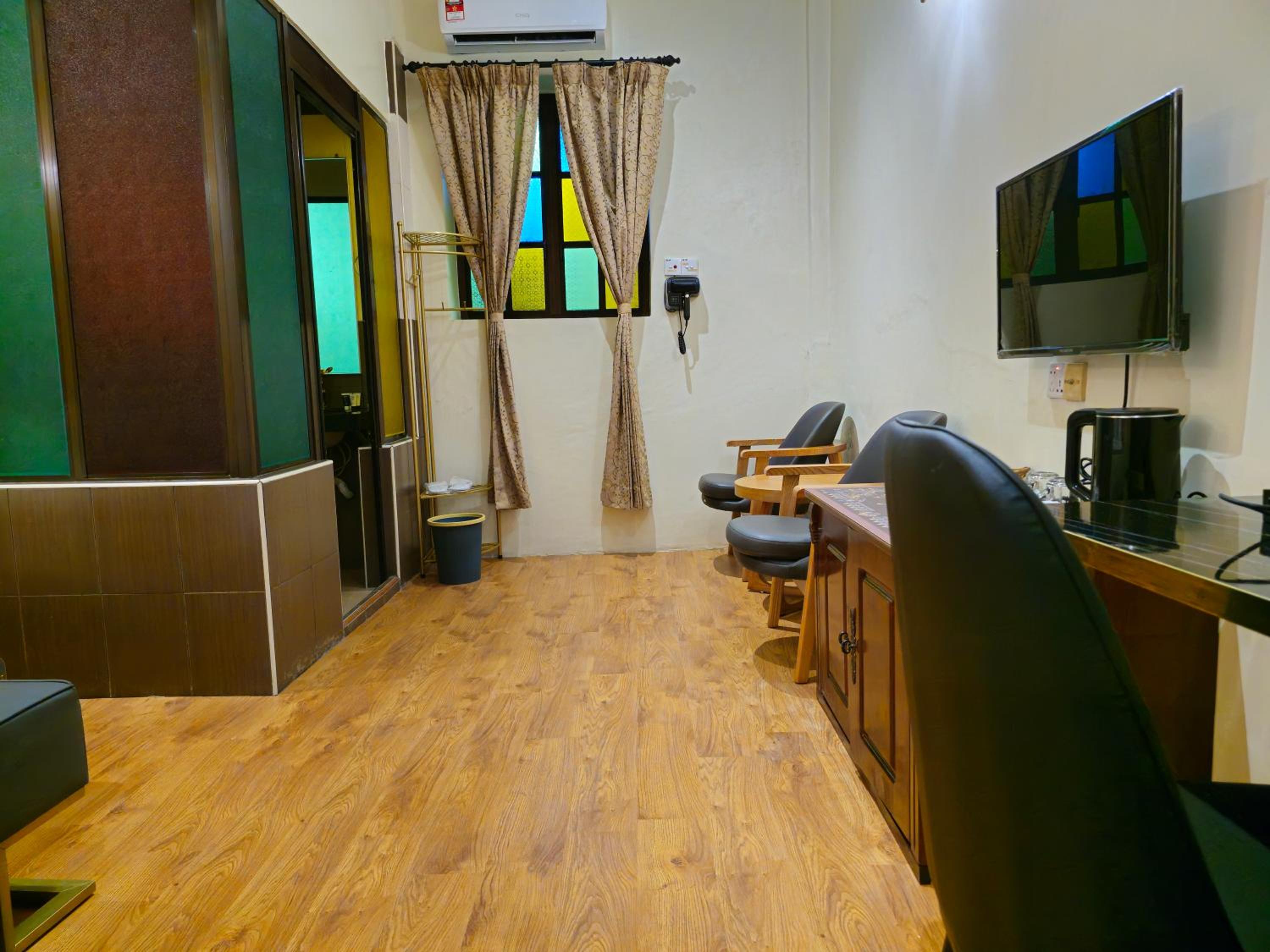 Standard Deluxe King Room - Photo 3