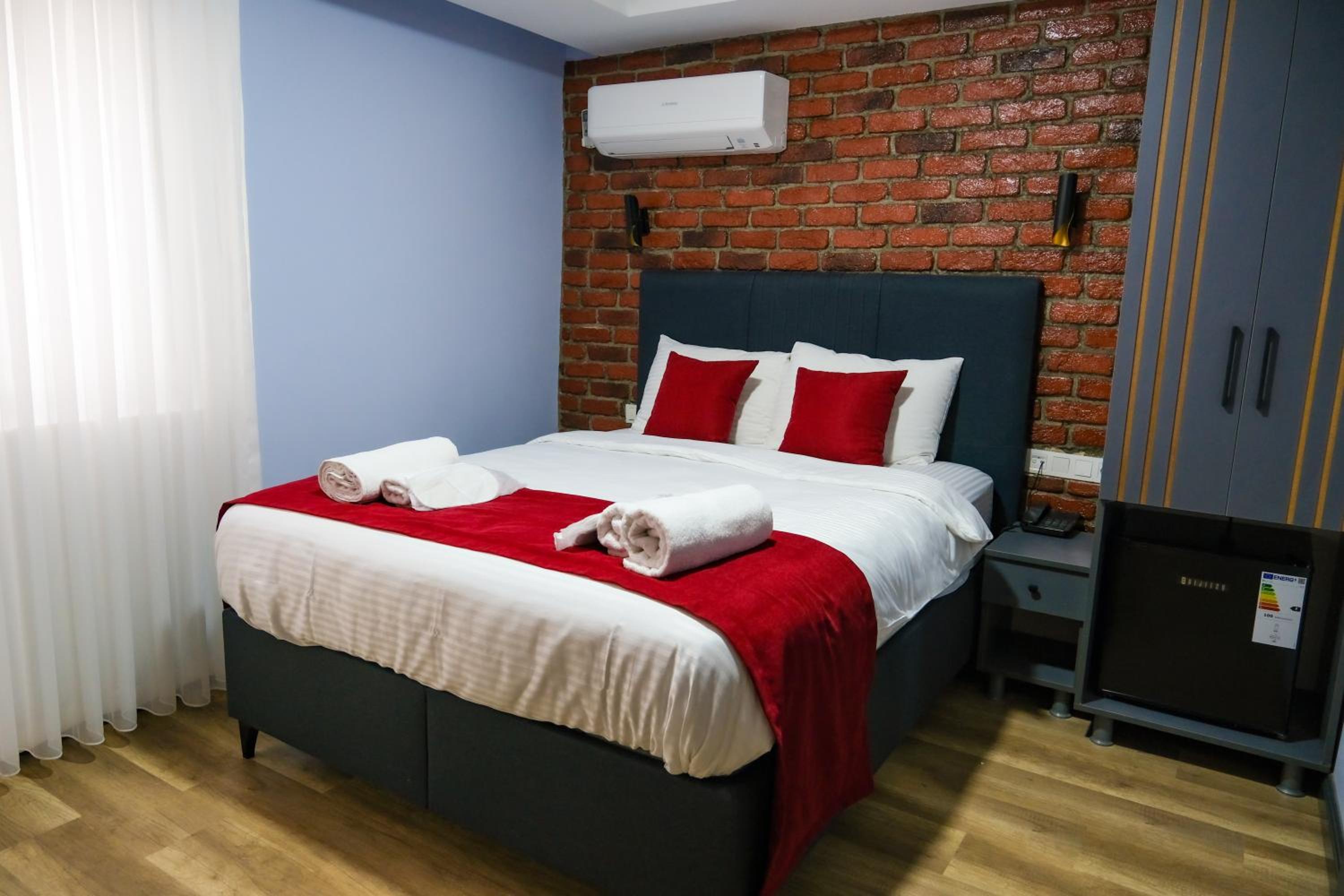 Queen Room with Balcony photo 1