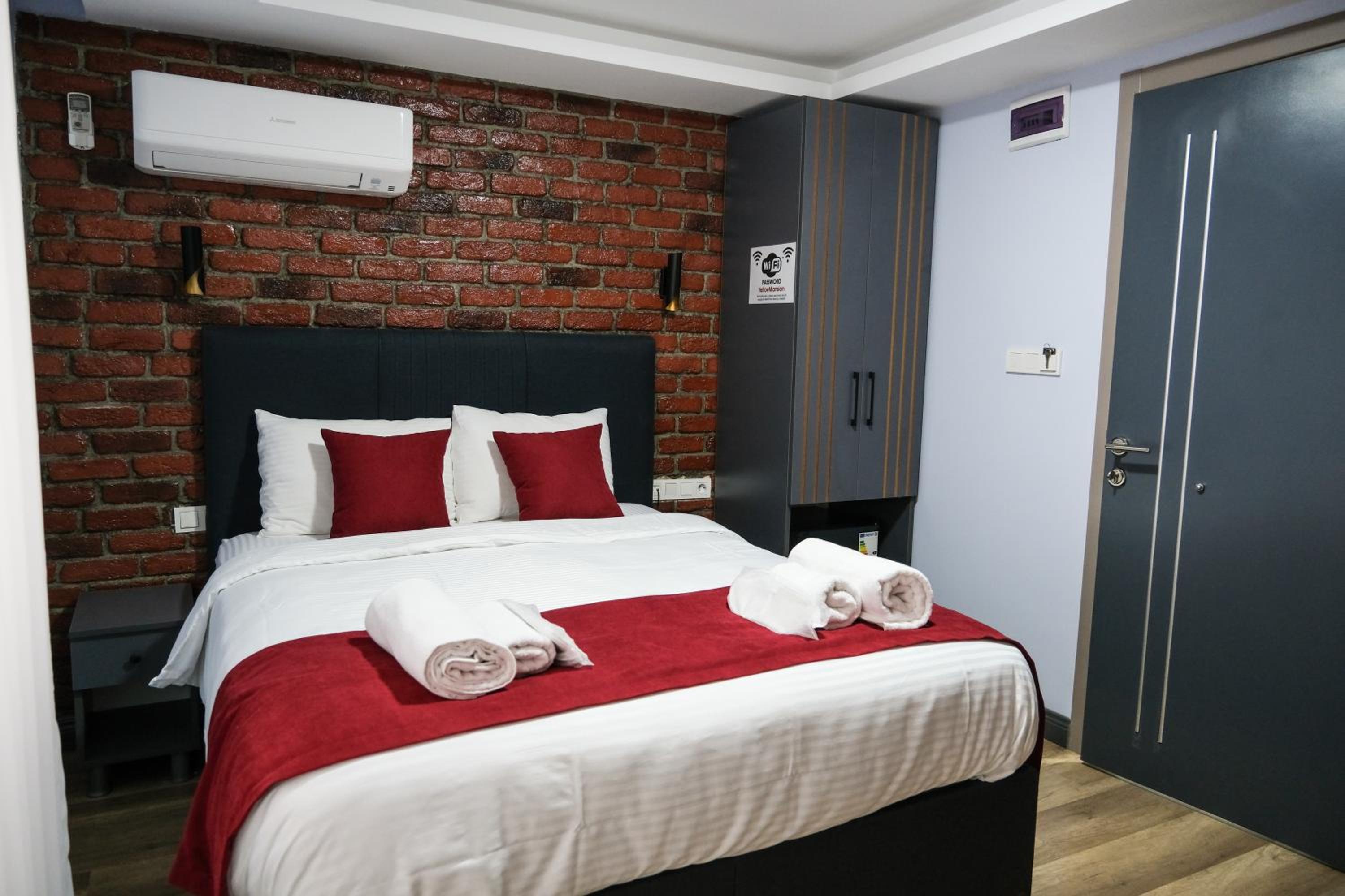 Queen Room with Balcony photo 2