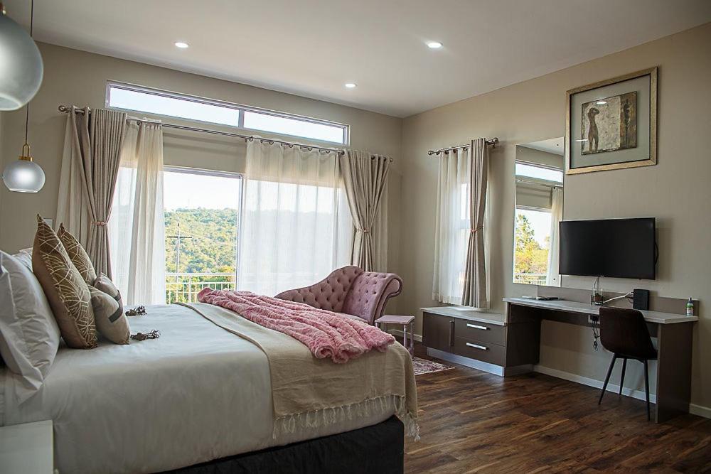 Deluxe King Room photo 1
