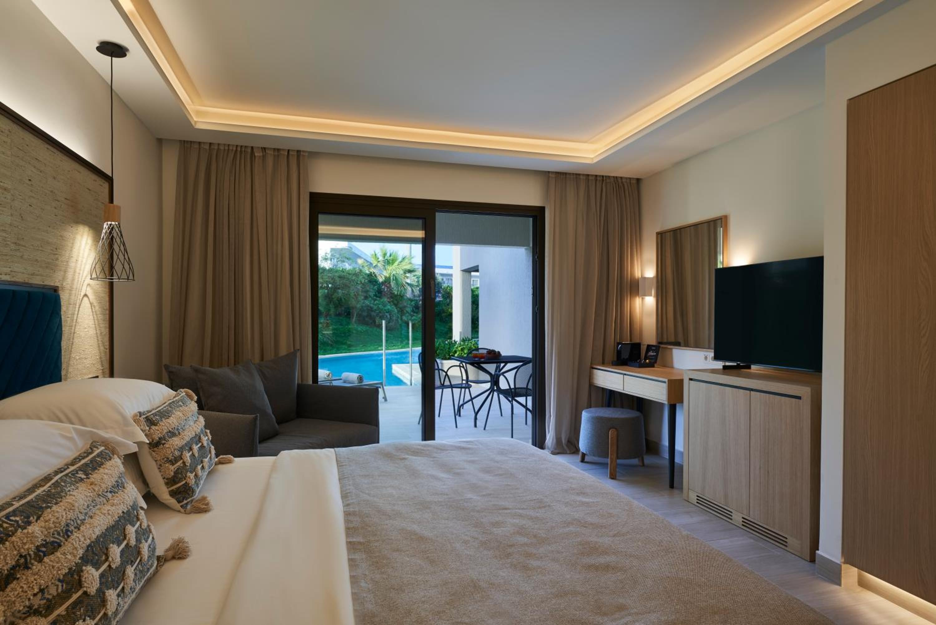 Premium Double Swim Up Room Inland View