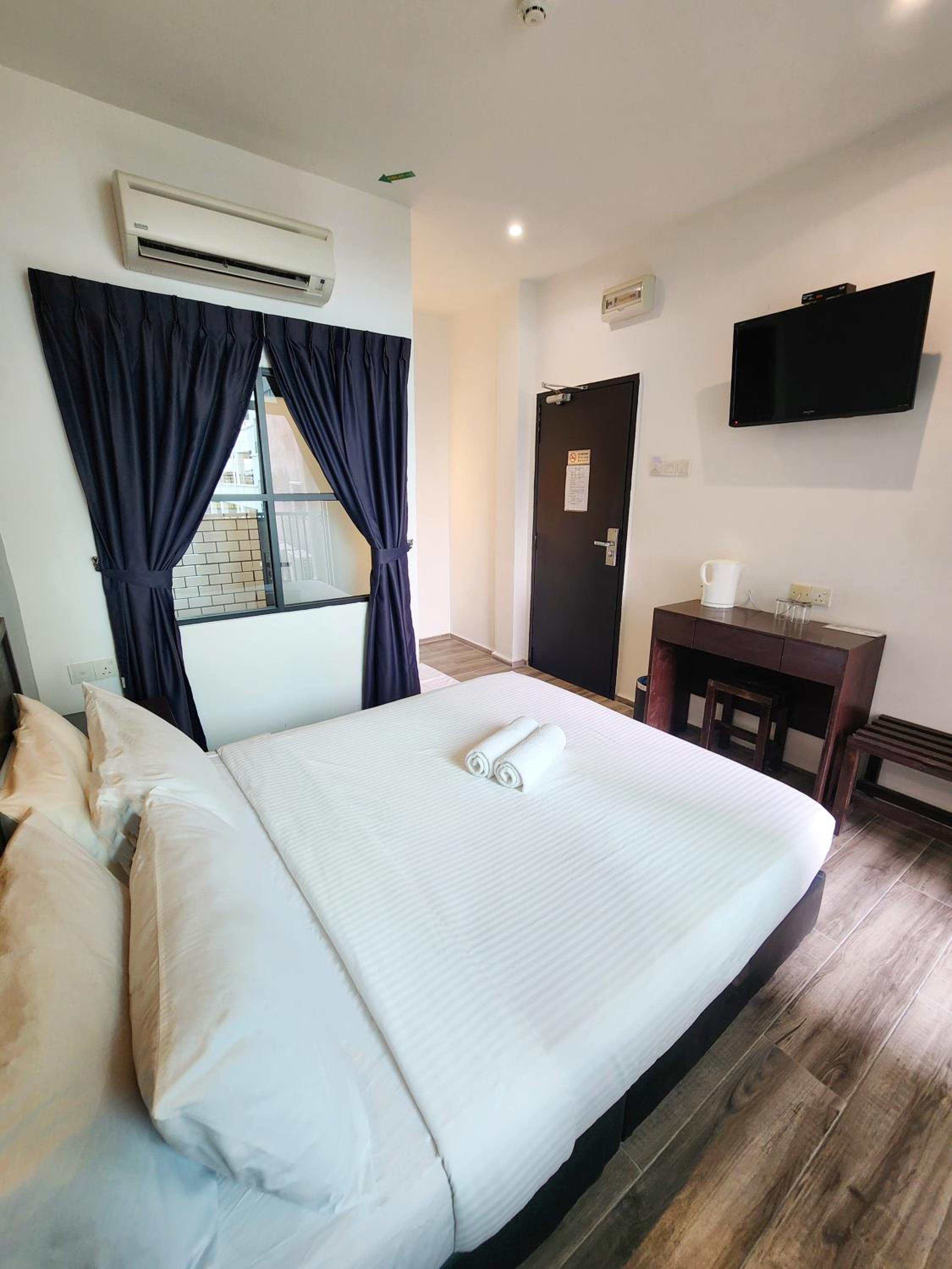 Deluxe Double Room with Balcony - Photo 4