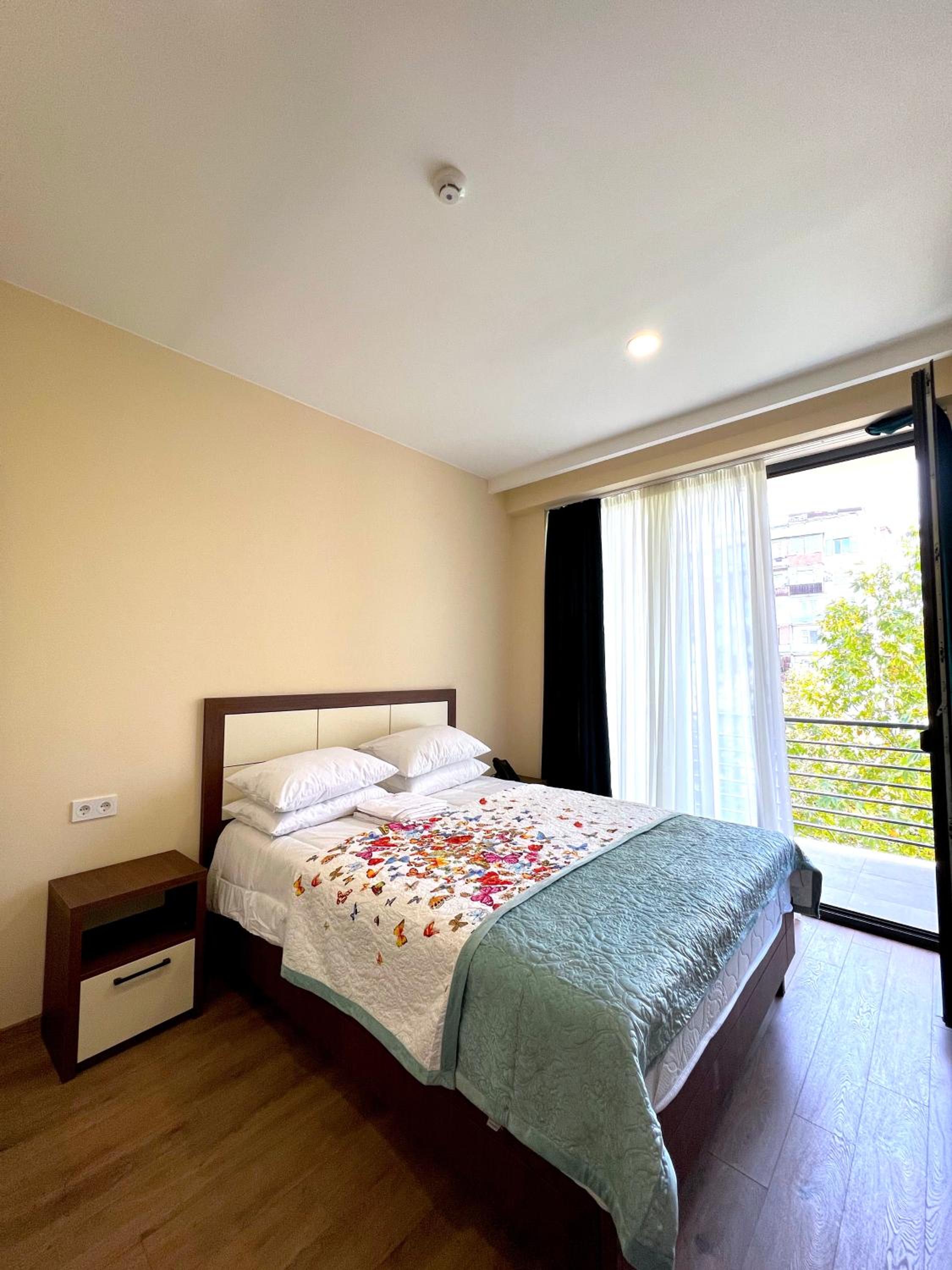 Double Room with Balcony - Photo 2