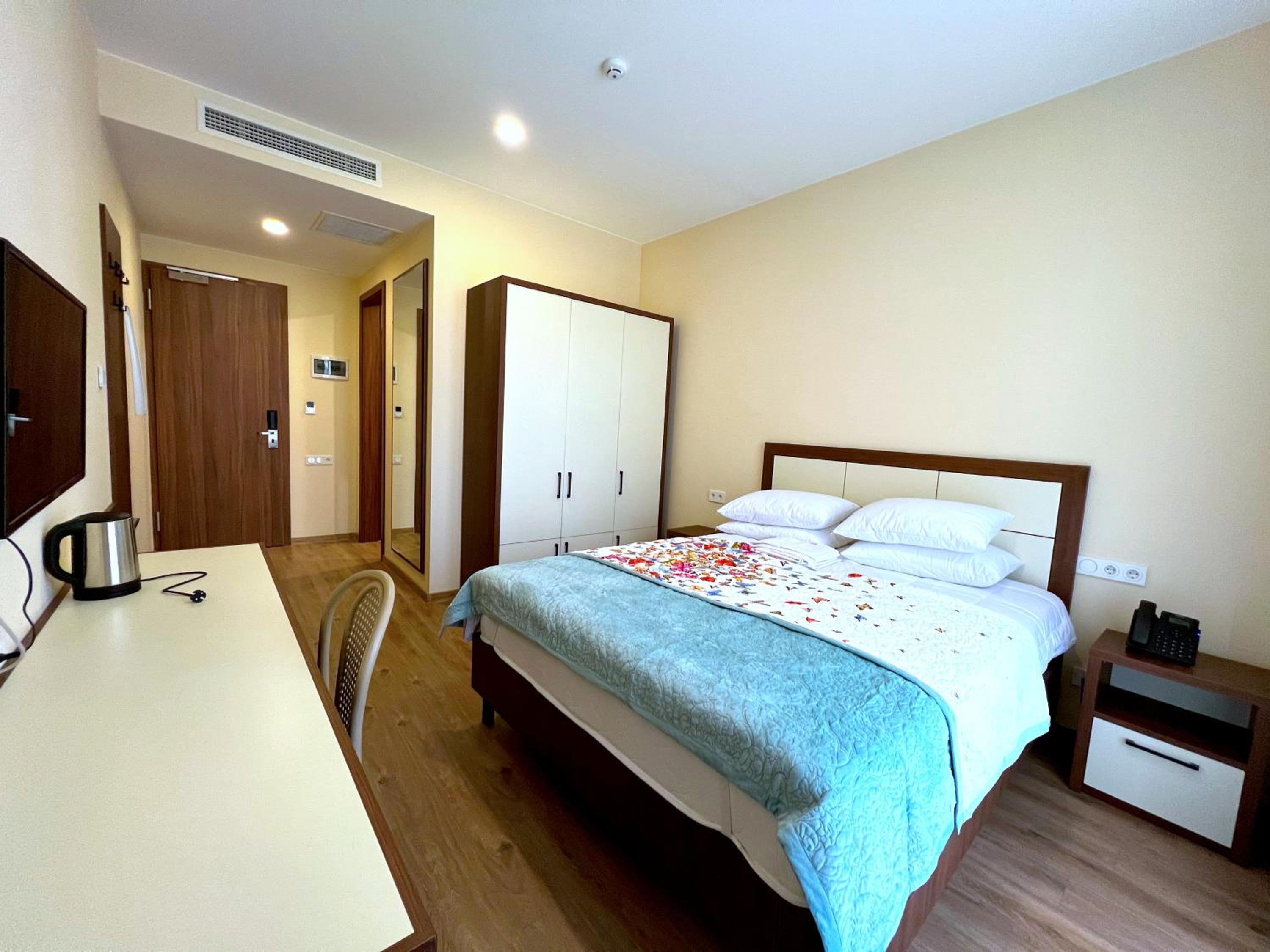 Double Room with Balcony - Photo 3