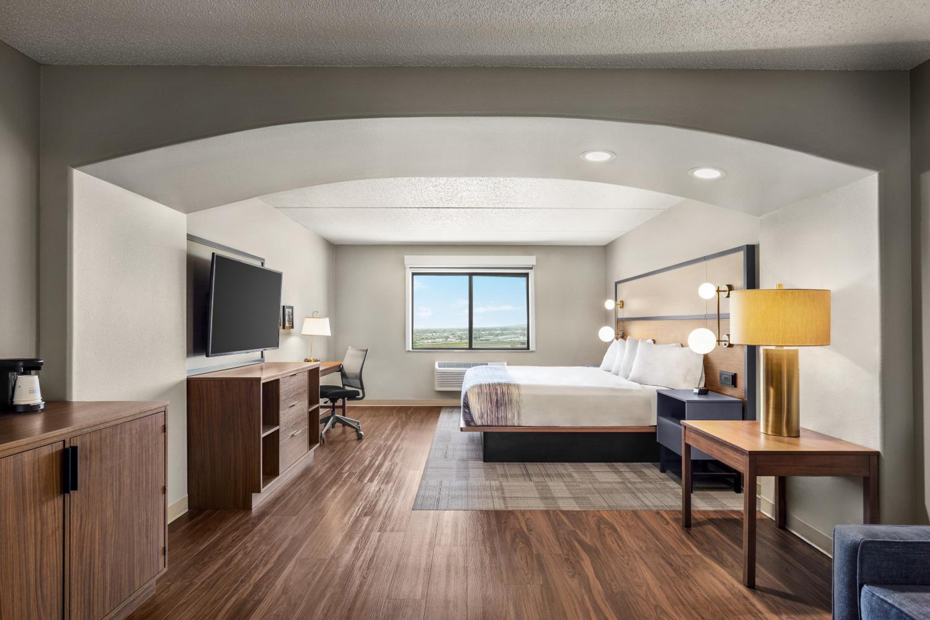 King Suite with Roll-In Shower - Accessible/ Non-Smoking - Photo 2