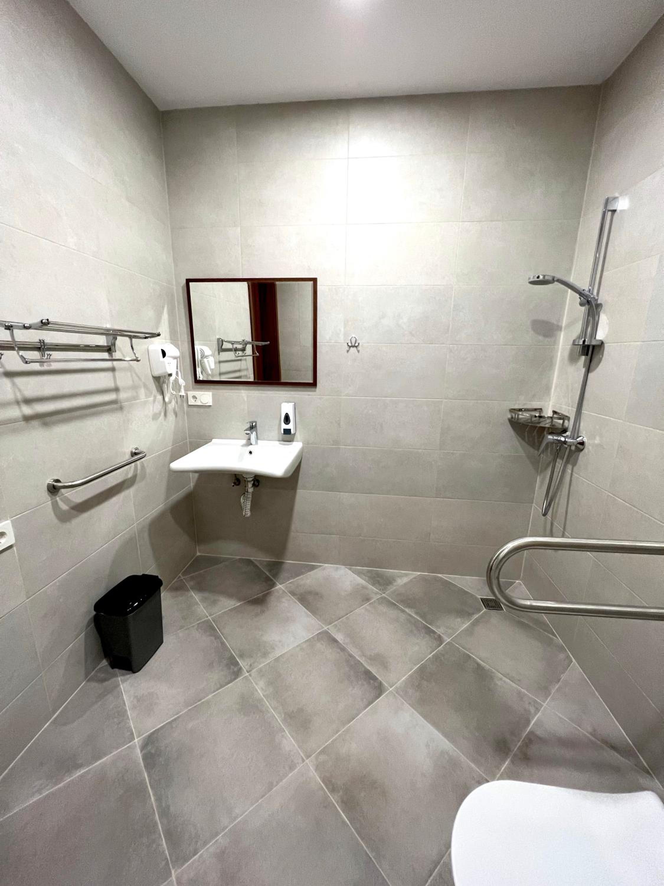 King Room - Disability Access - Photo 6