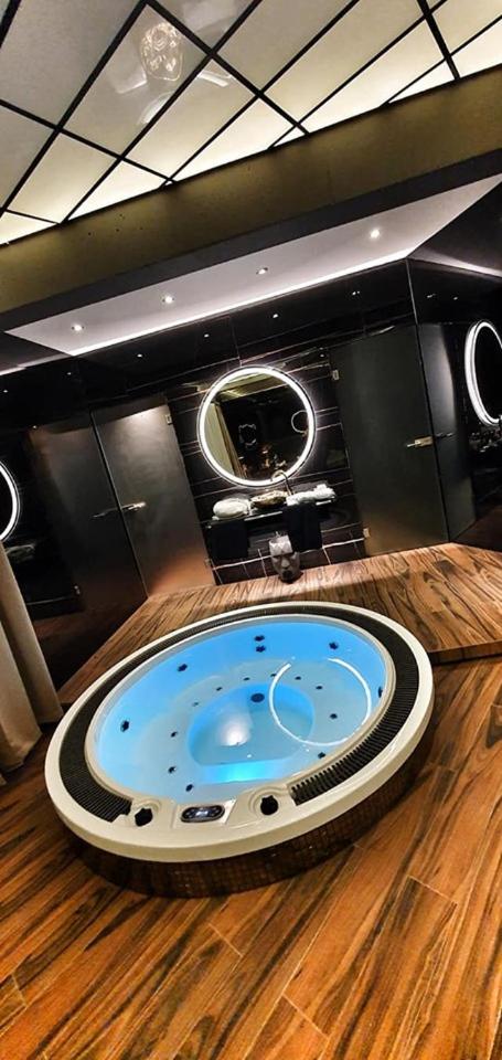 Large Apartment with Jacuzzi - Photo 2