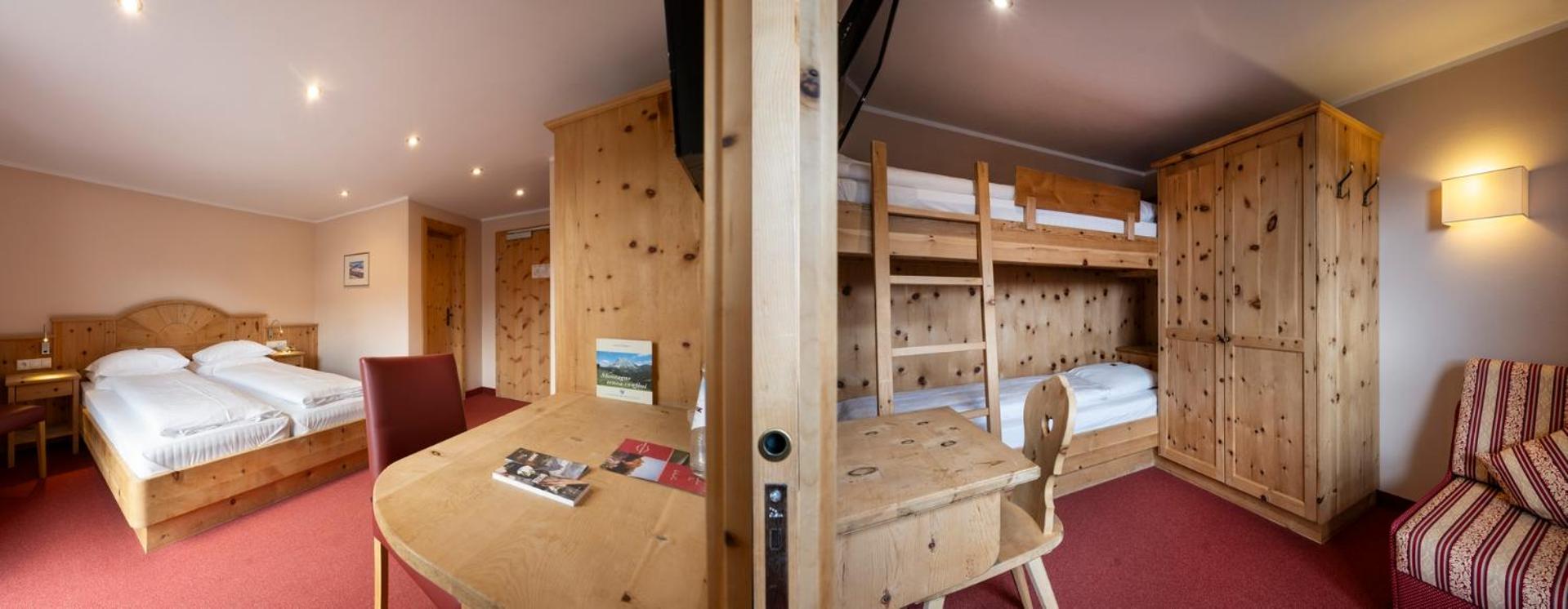 Deluxe Family Room - Photo 3