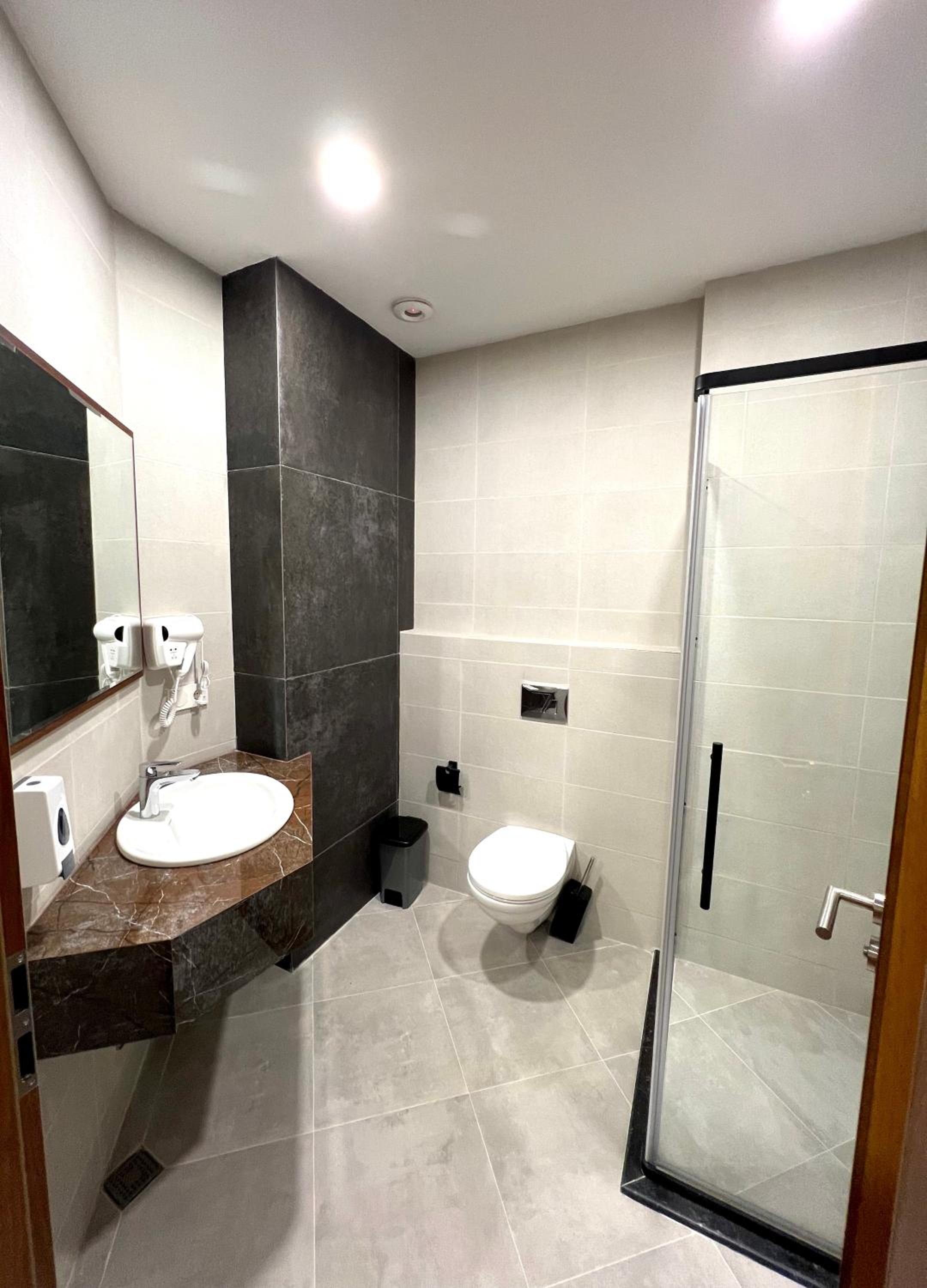 Suite with Balcony - Photo 14