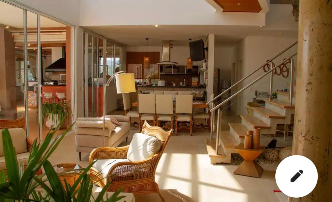 Five-Bedroom House photo 1