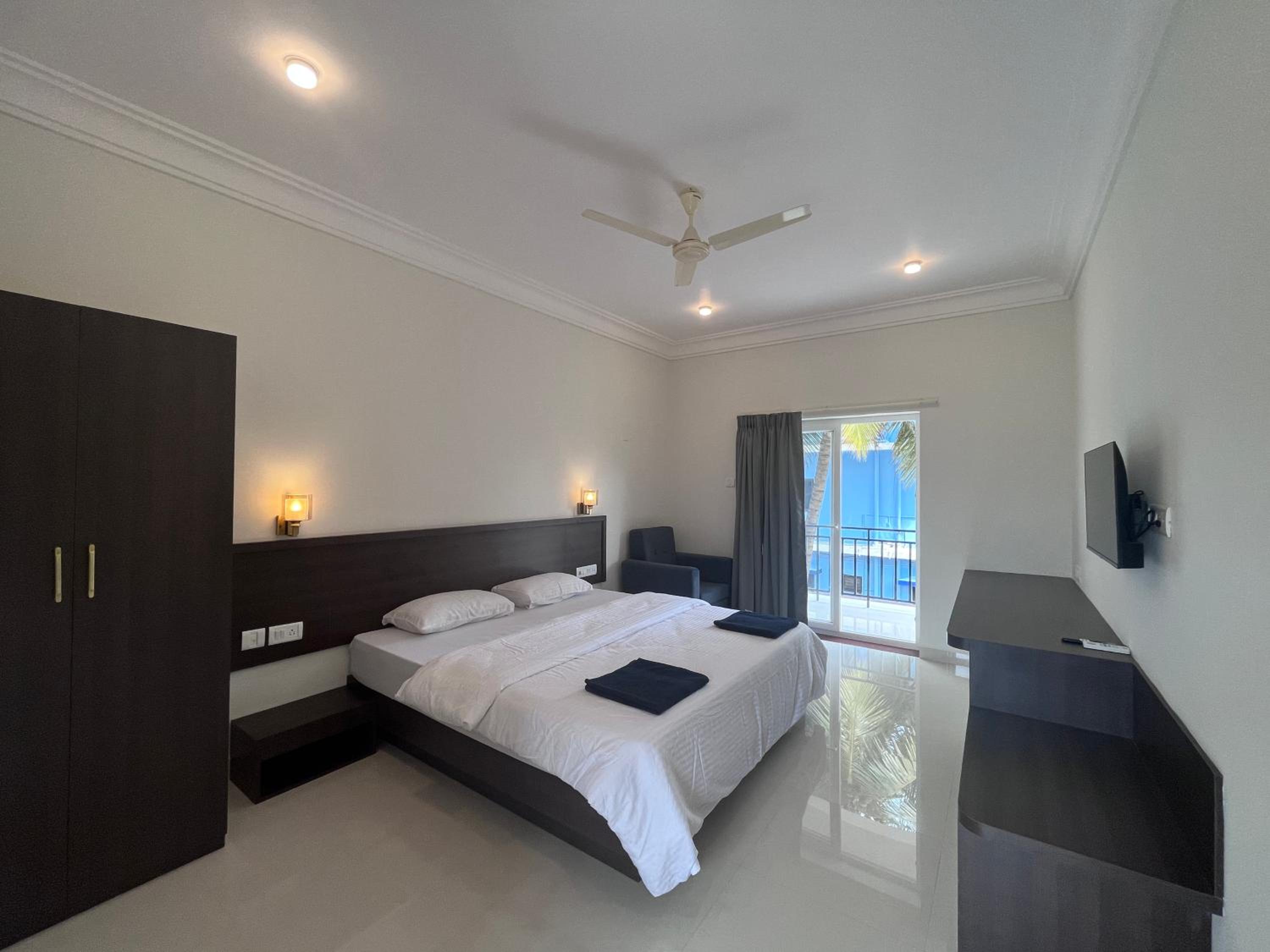 Deluxe Double Room with Balcony photo 3