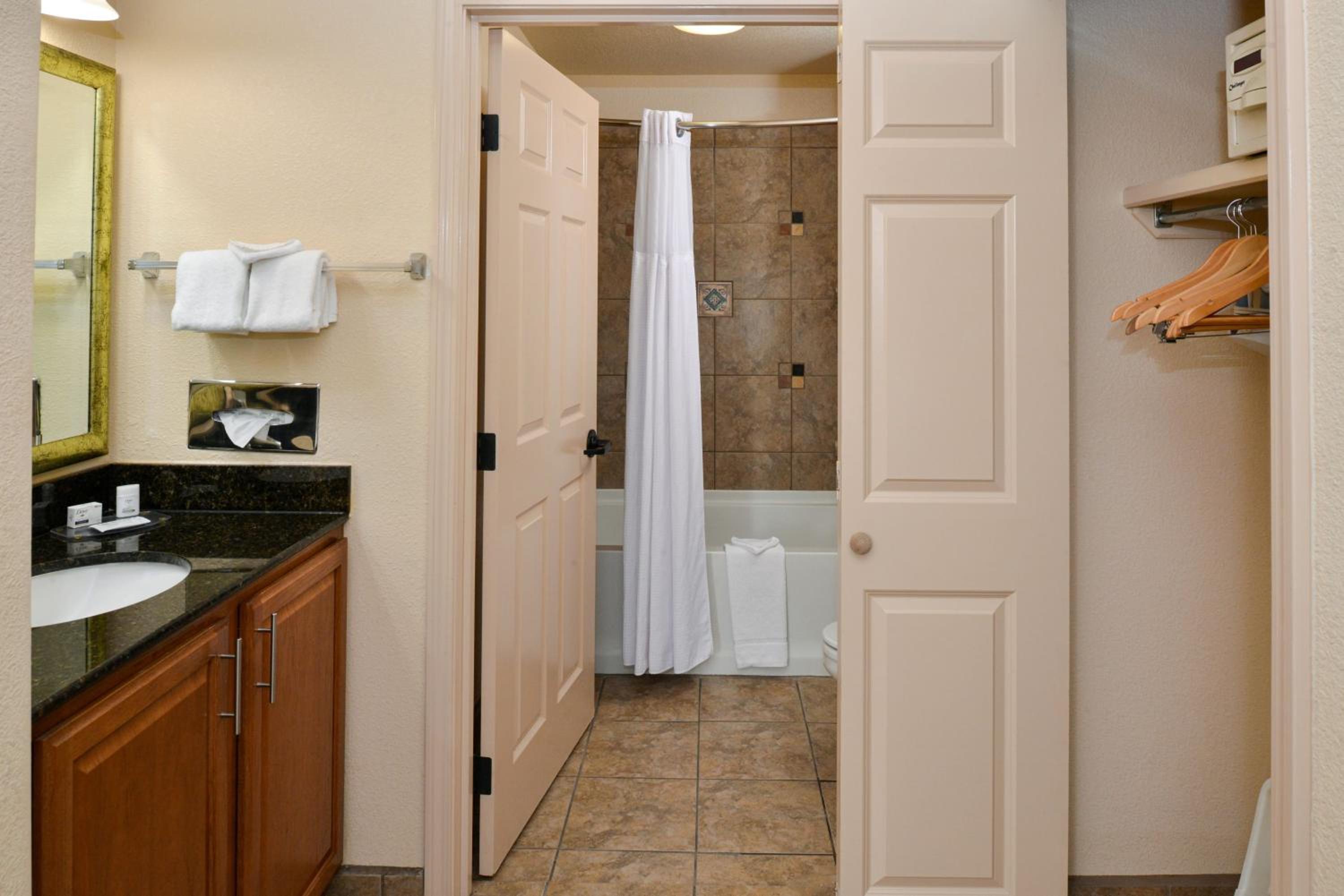 Queen Studio Suite - Photo 6
