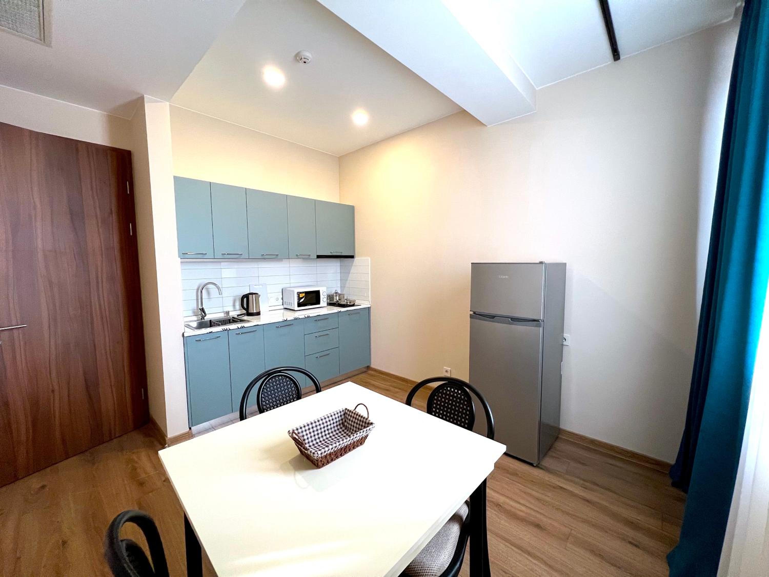 Apartment with Balcony - Photo 4