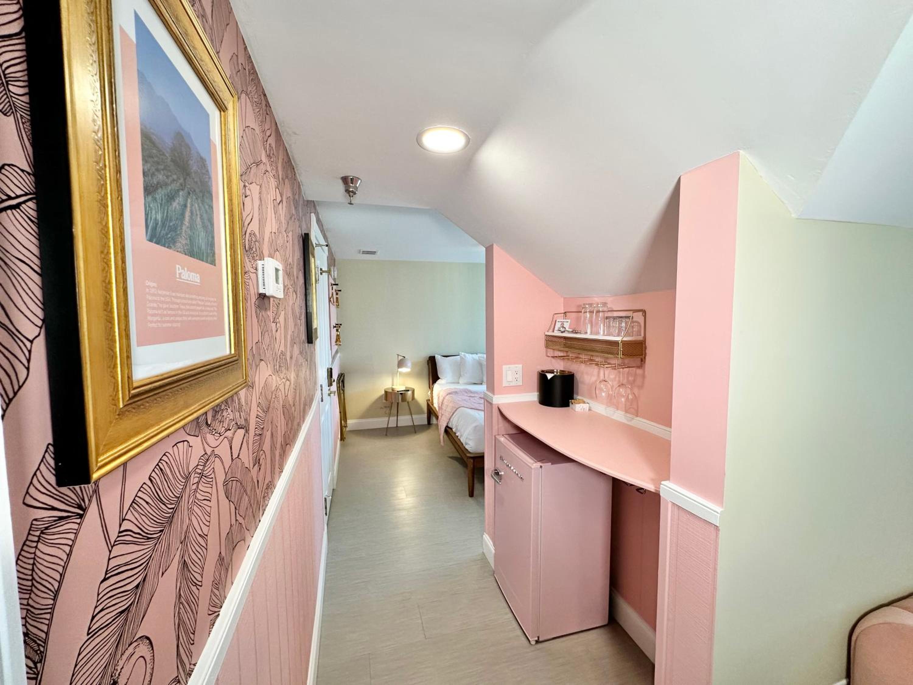 Deluxe King Suite photo 2
