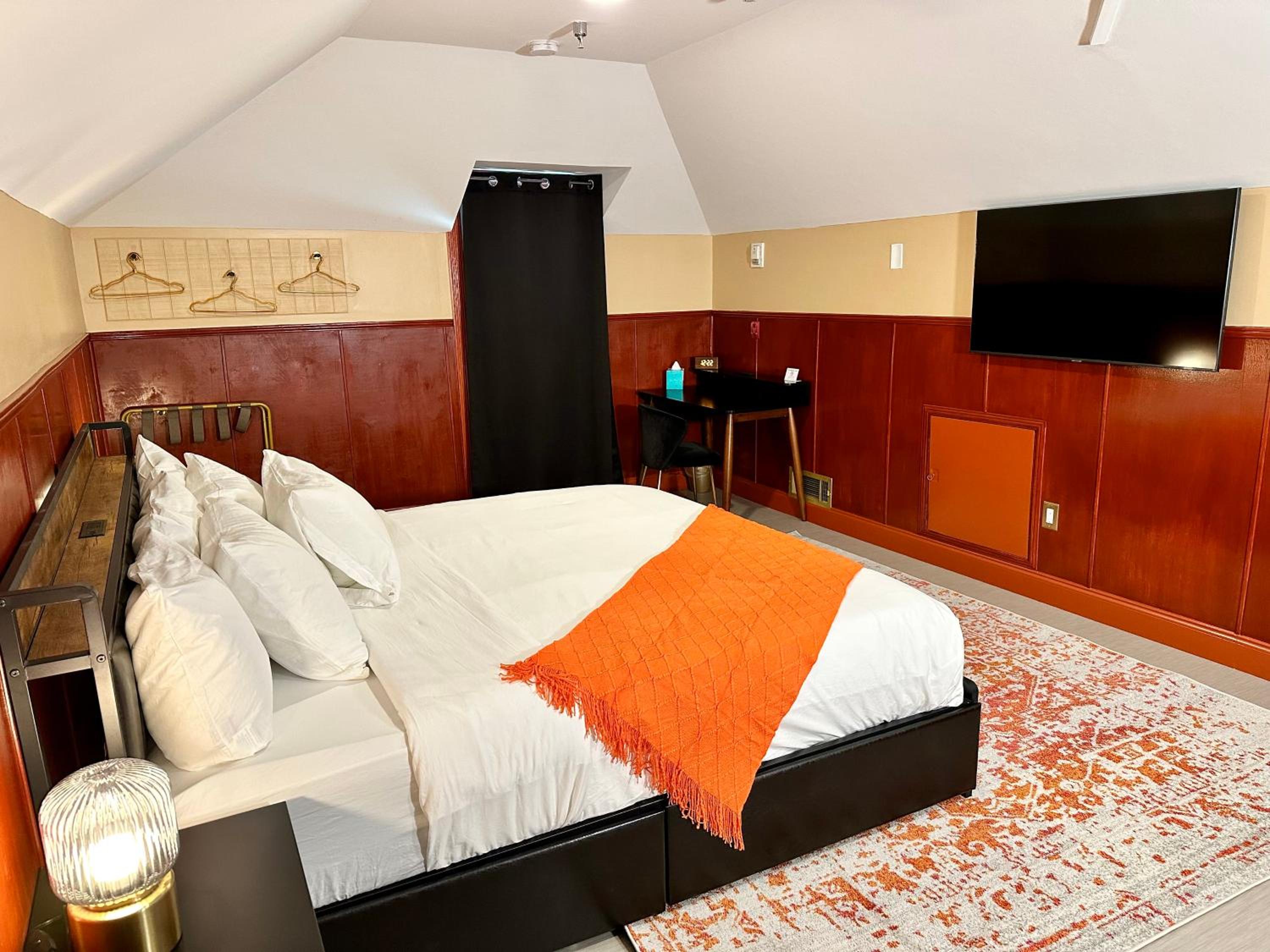Deluxe King Suite photo 3