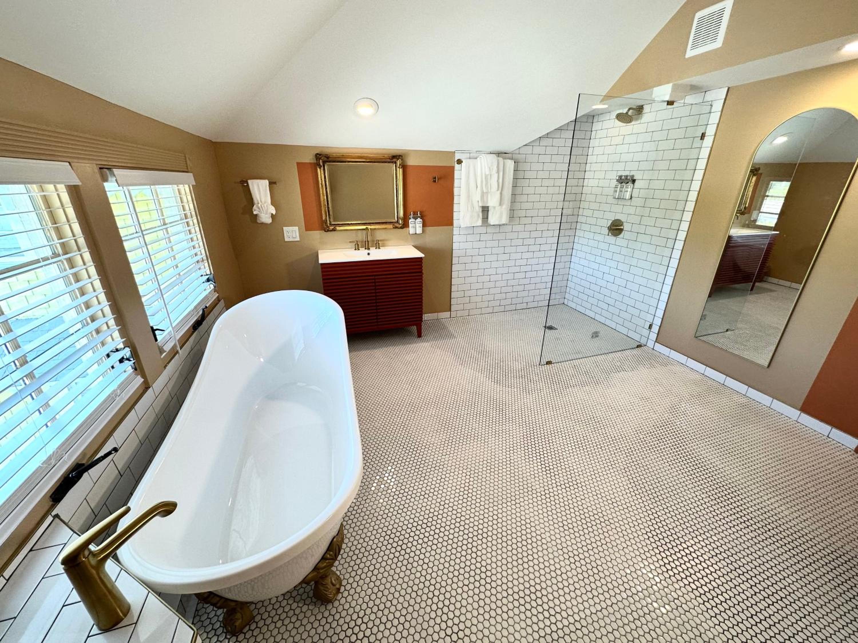 Deluxe King Suite photo 2