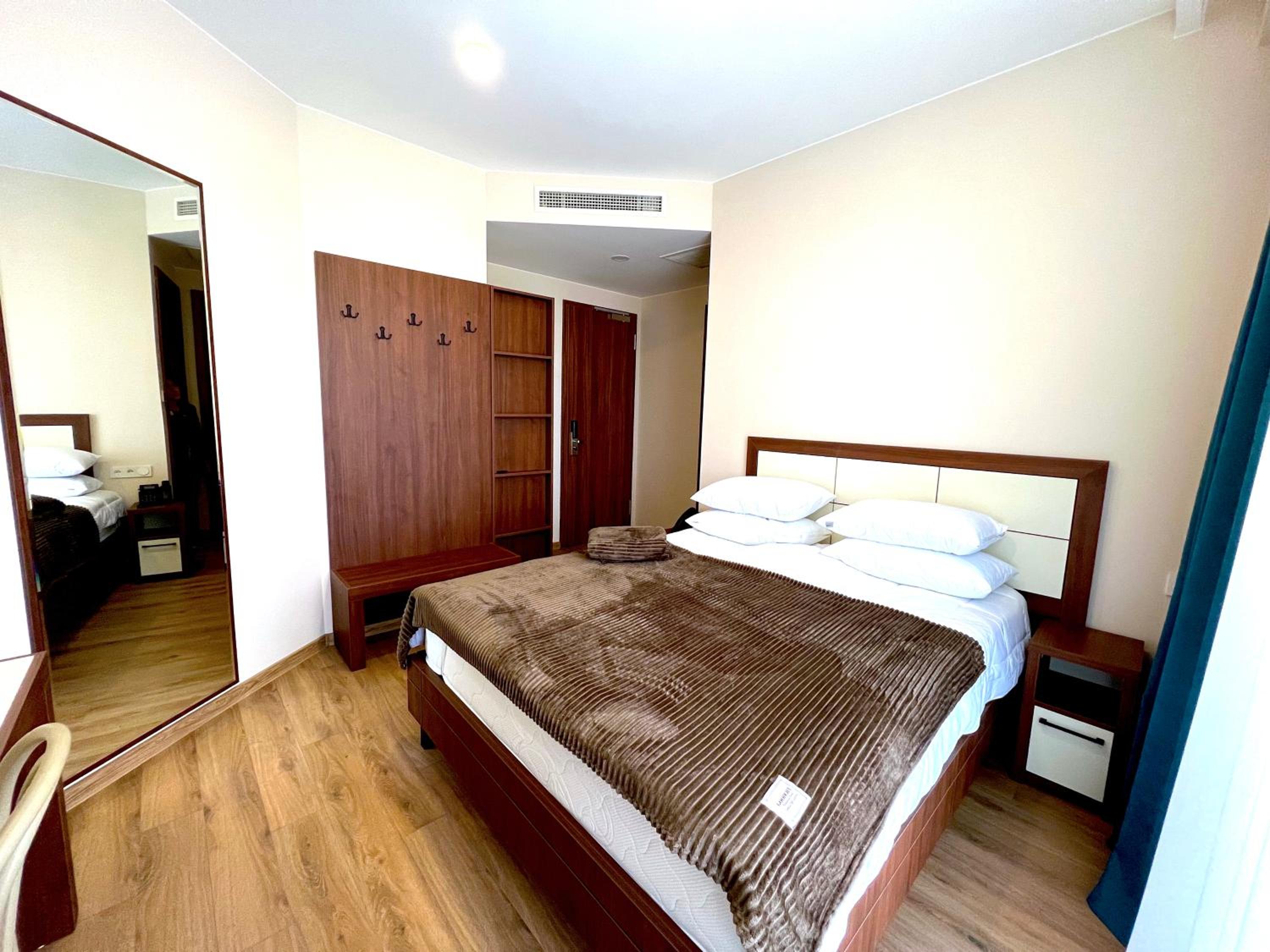 Apartment with Balcony - Photo 6