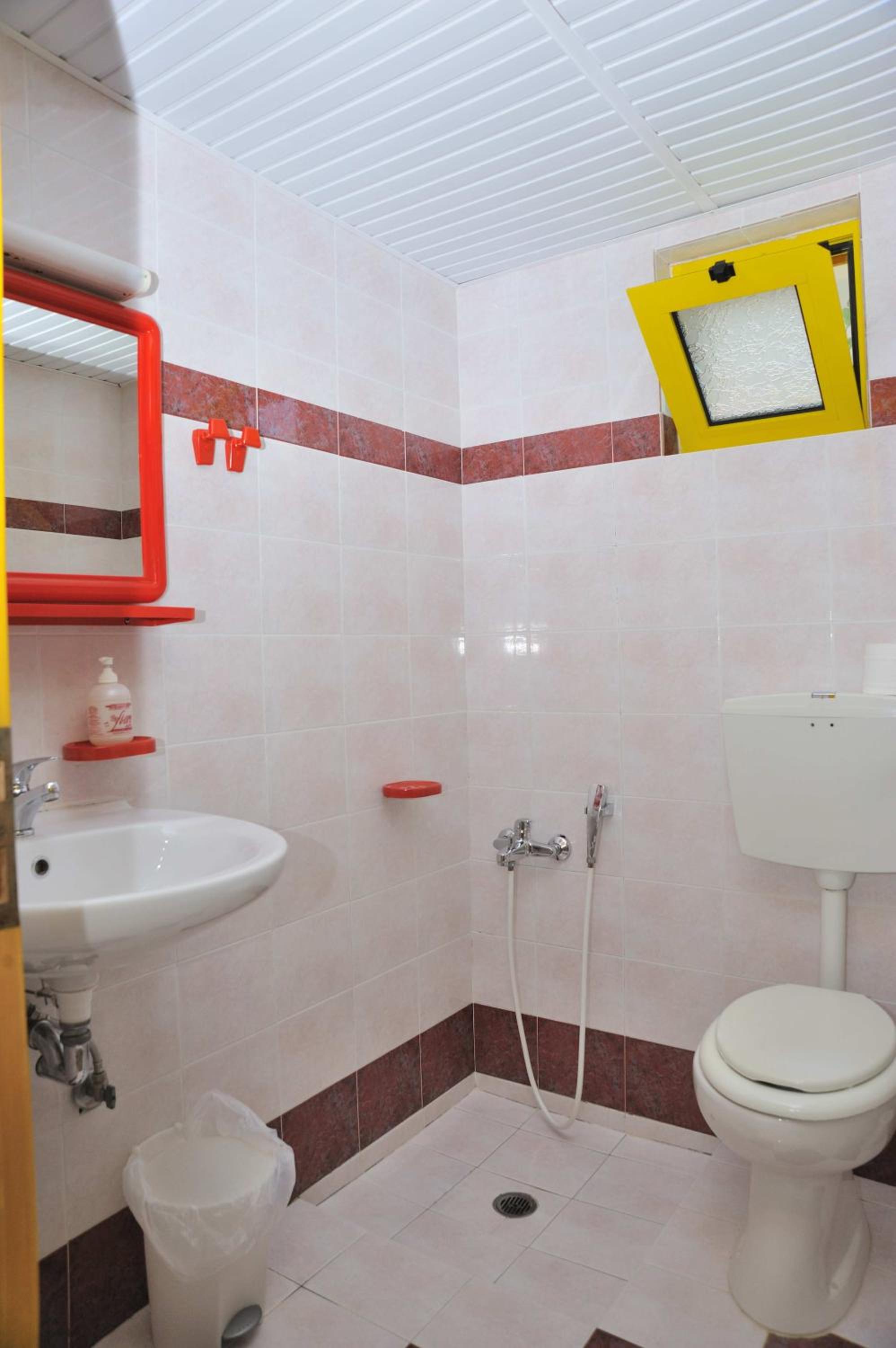 One-Bedroom Apartment - Photo 2