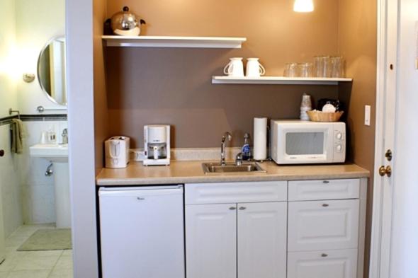 Deluxe Queen Suite - Photo 7