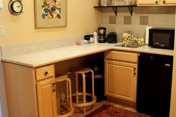 Queen Suite - Photo 10