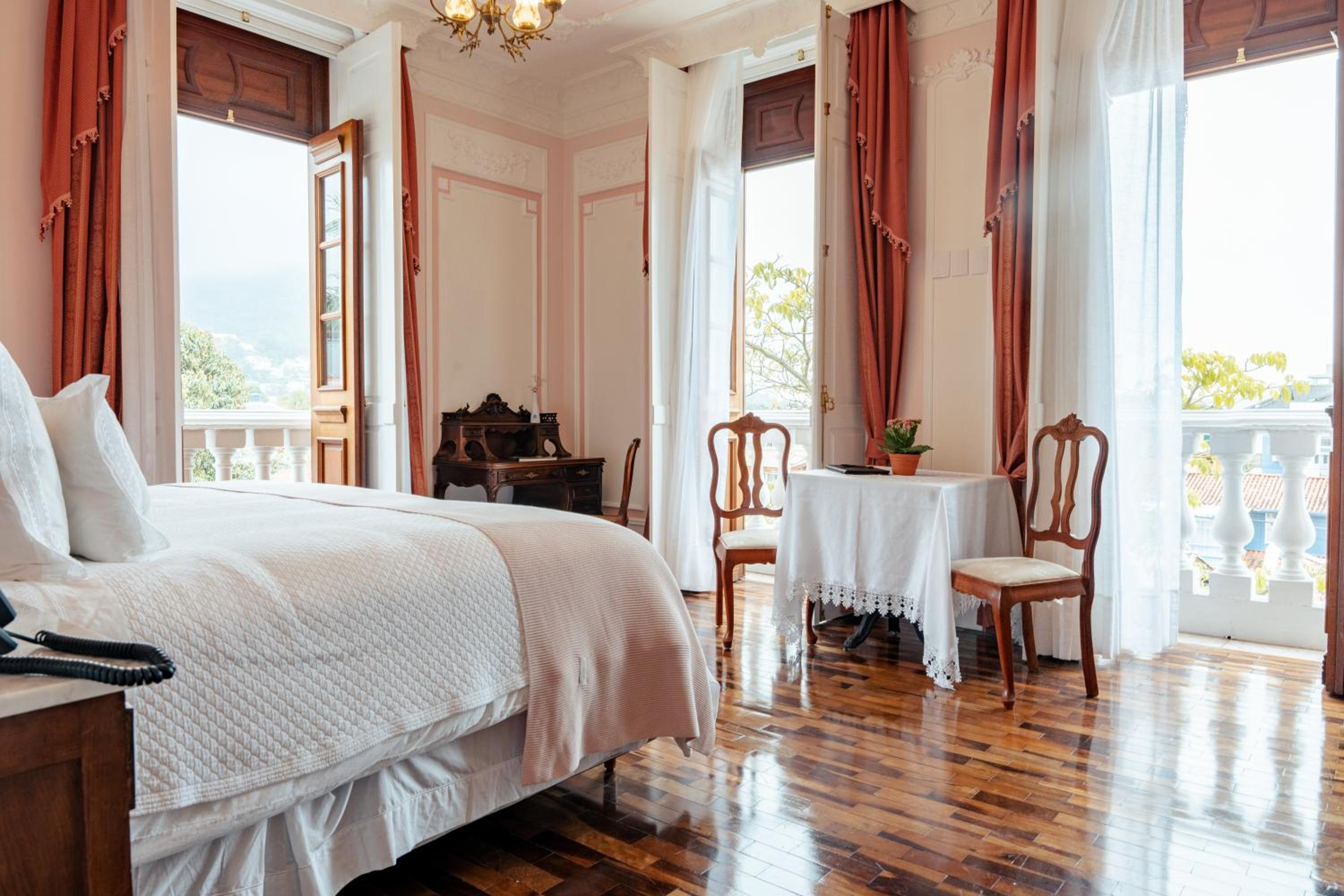 Master Room thumbnail 6