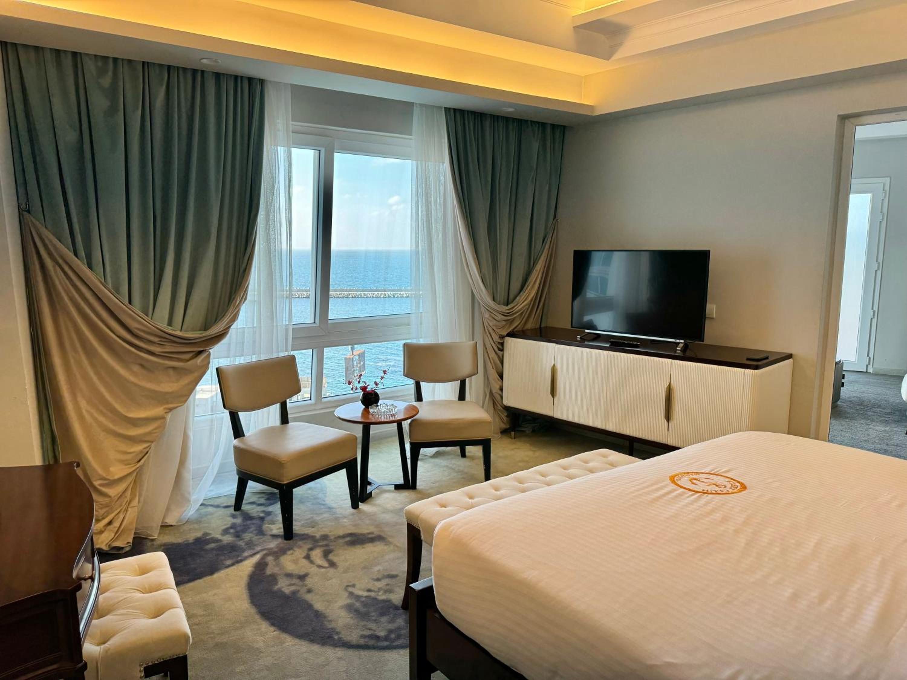 King Suite with Pool View