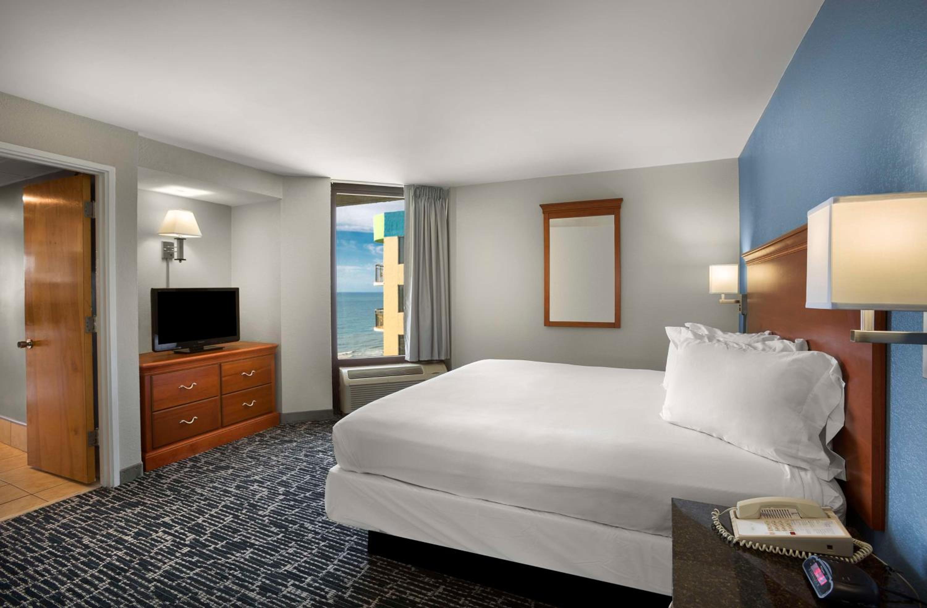 King Suite with Sofa Bed, Ocean Front and Full Kitchen - Non-Smoking - Photo 1