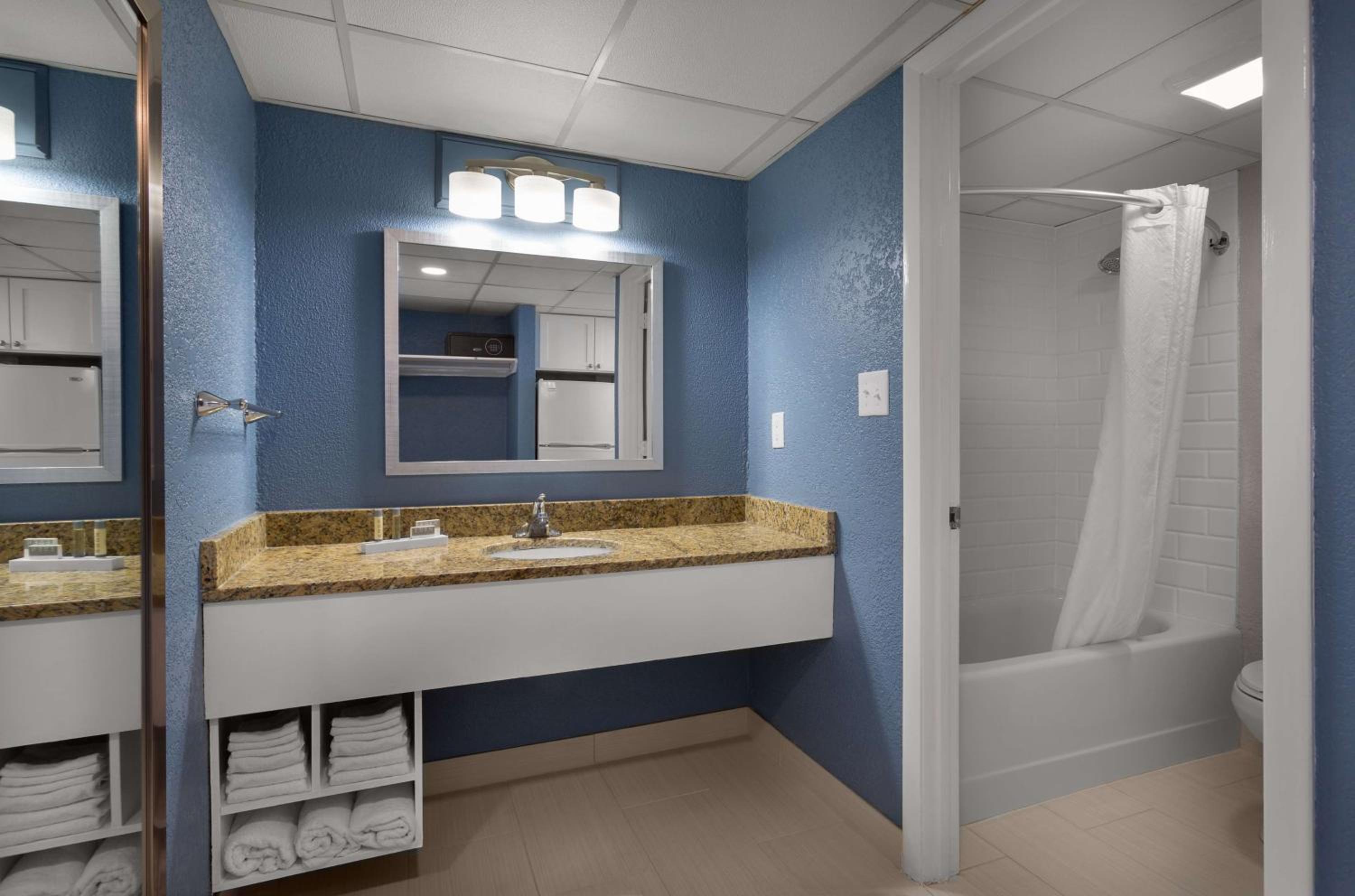 Queen Room with Two Queen Beds and Balcony - Partial Ocean View/Non-Smoking - Photo 3