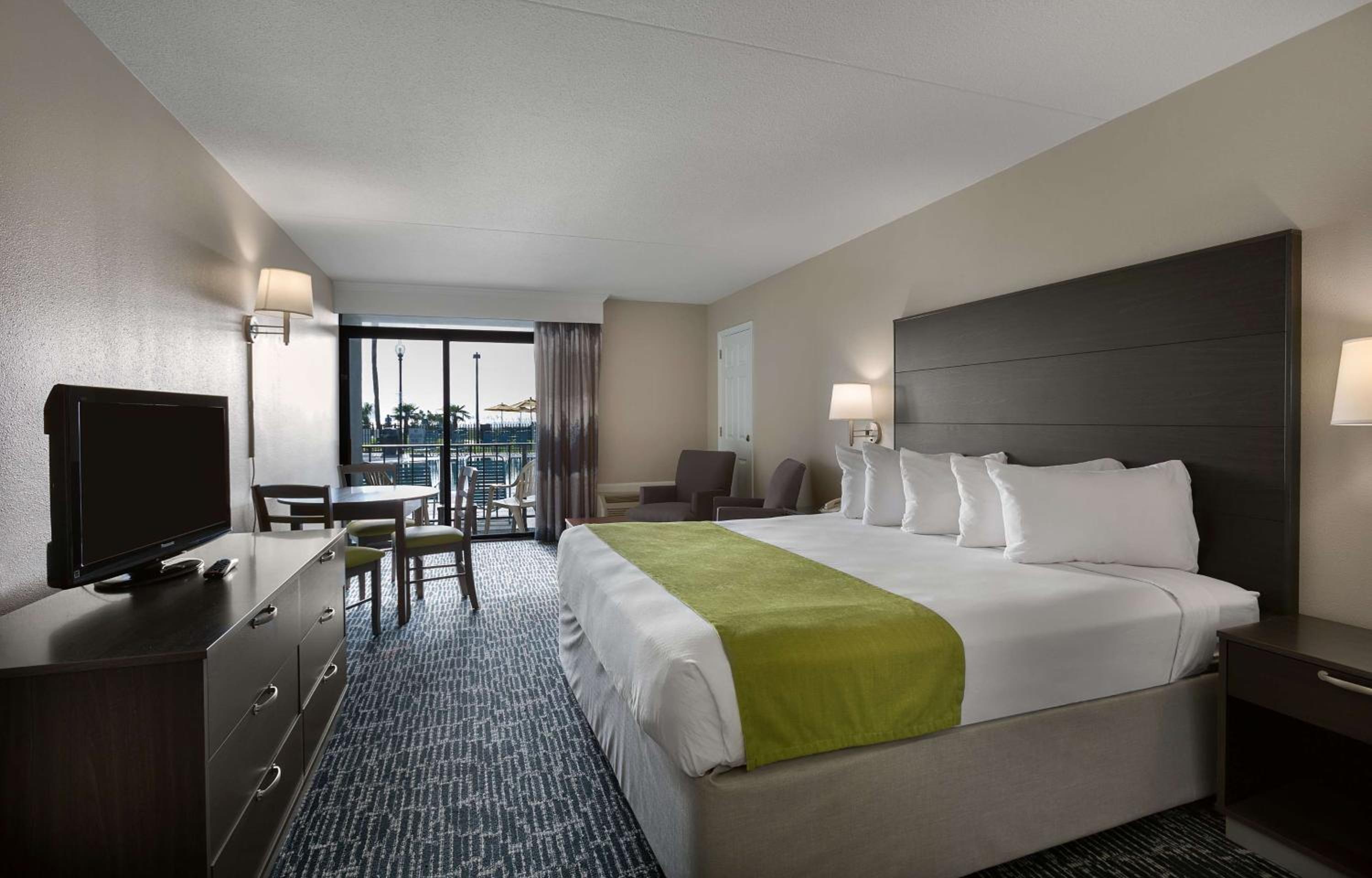 King Room with Balcony - Ocean Front/Non-Smoking - Photo 1
