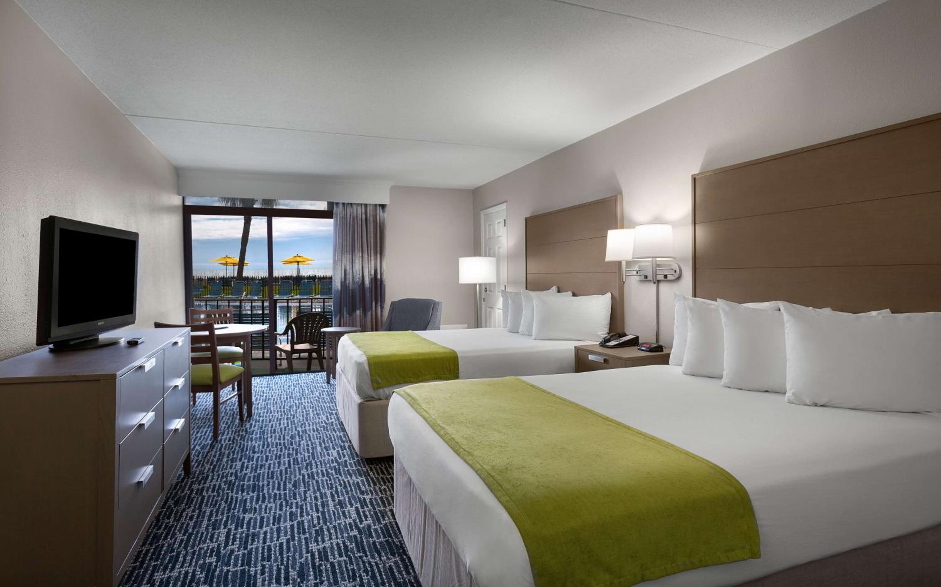 Queen Room with Two Queen Beds and Balcony - Non-Smoking - Photo 4