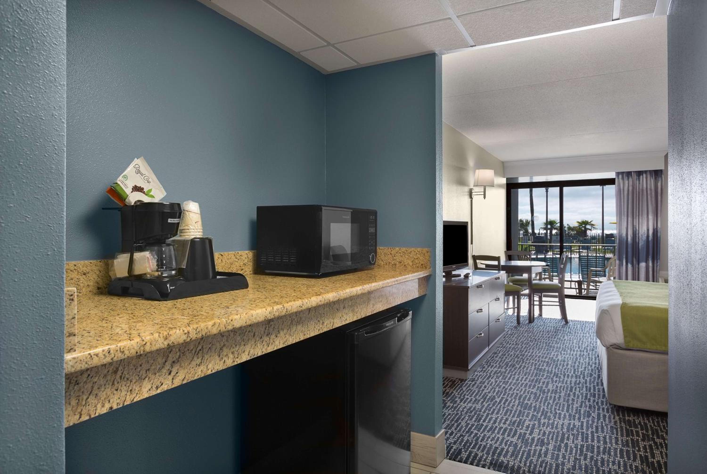 King Room with Balcony - Ocean Front/Non-Smoking - Photo 3