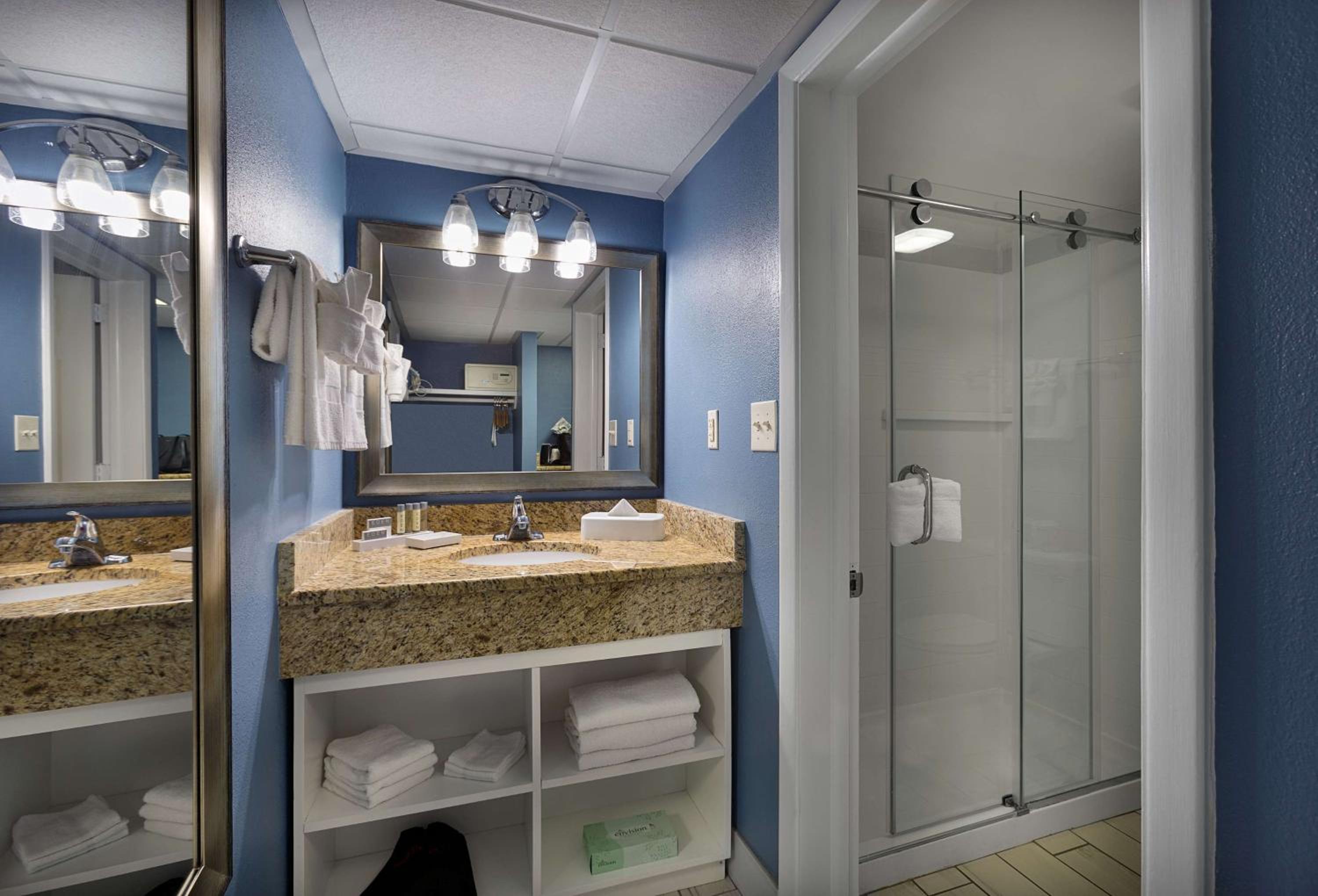 King Room with Balcony - Ocean Front/Non-Smoking - Photo 2