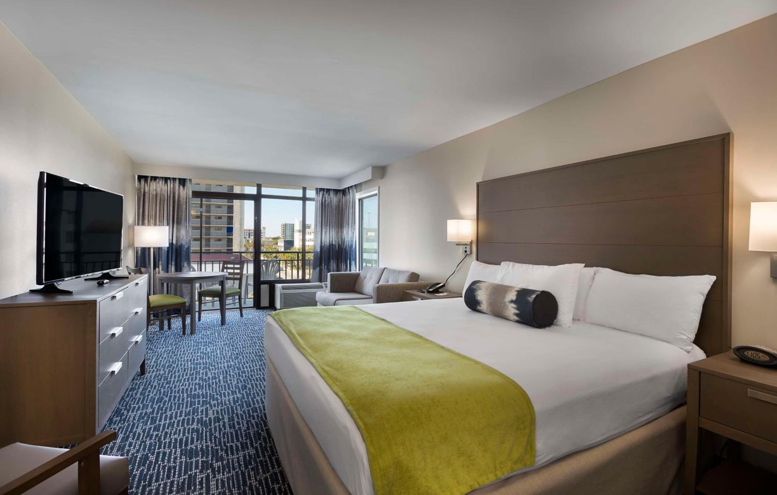 King Room with Bath Tub and Partial Ocean View - Disability Access/Non-Smoking - Photo 1