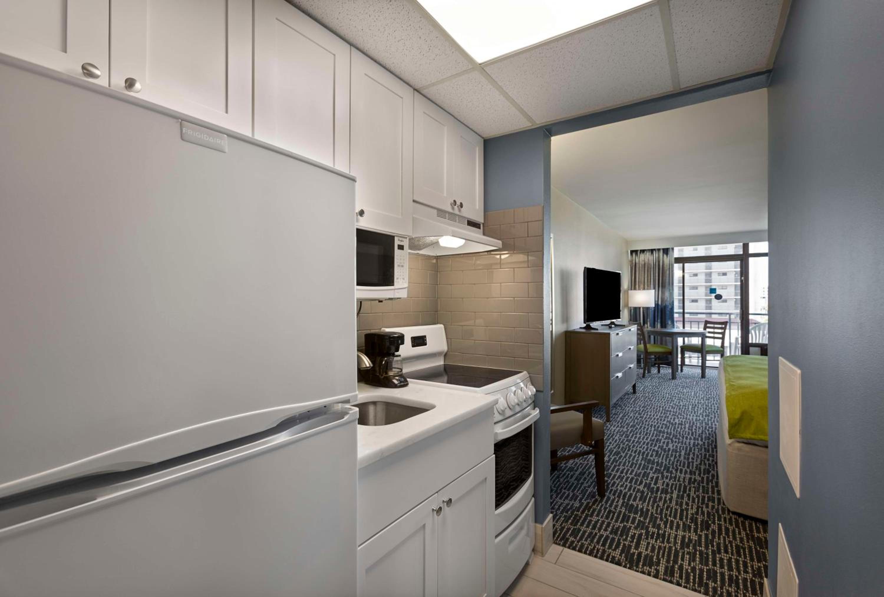 King Room with Balcony and Partial Ocean View - Non-Smoking - Photo 3