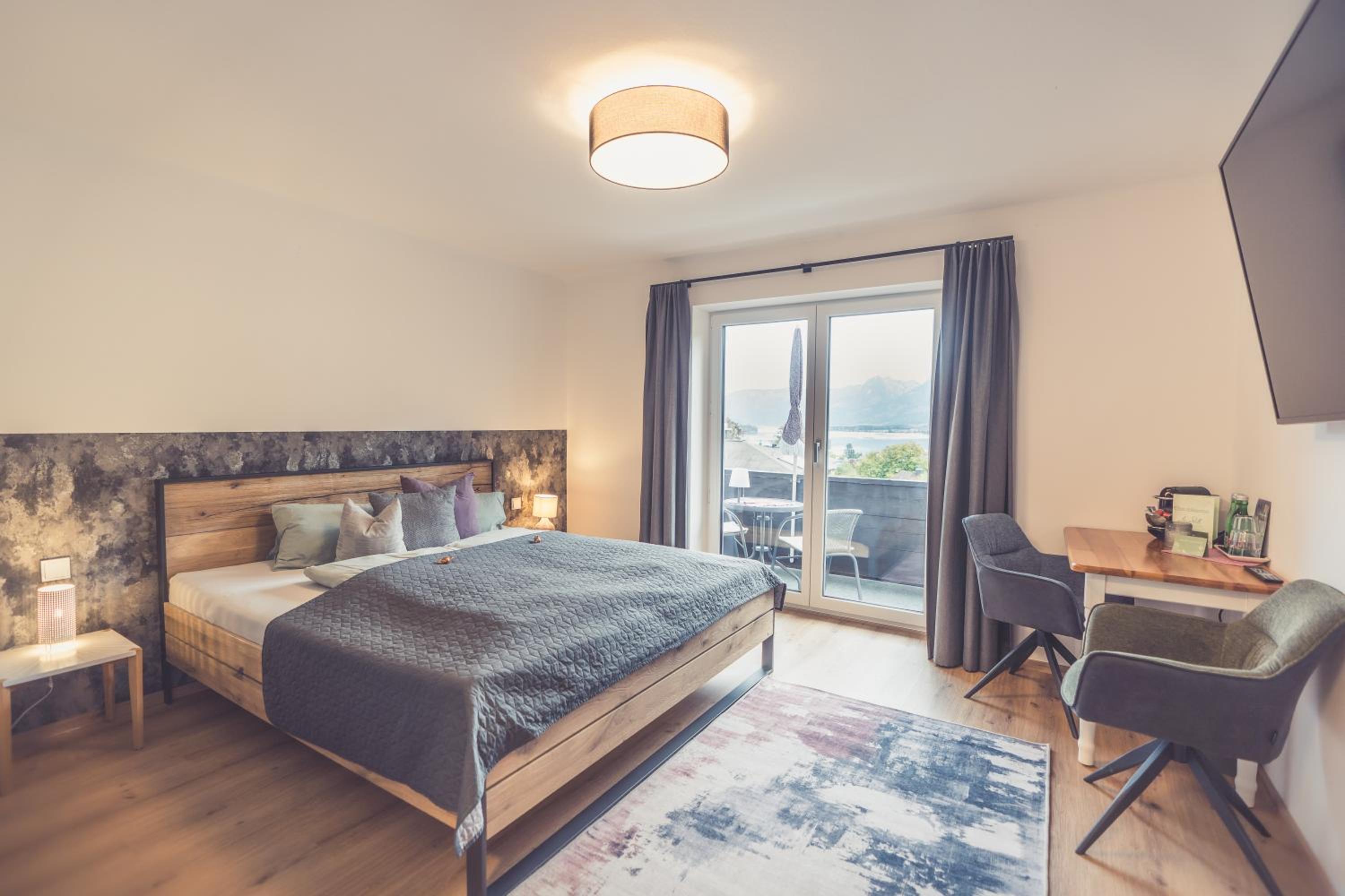 Double Room with Lake View / Not Dog Friendly