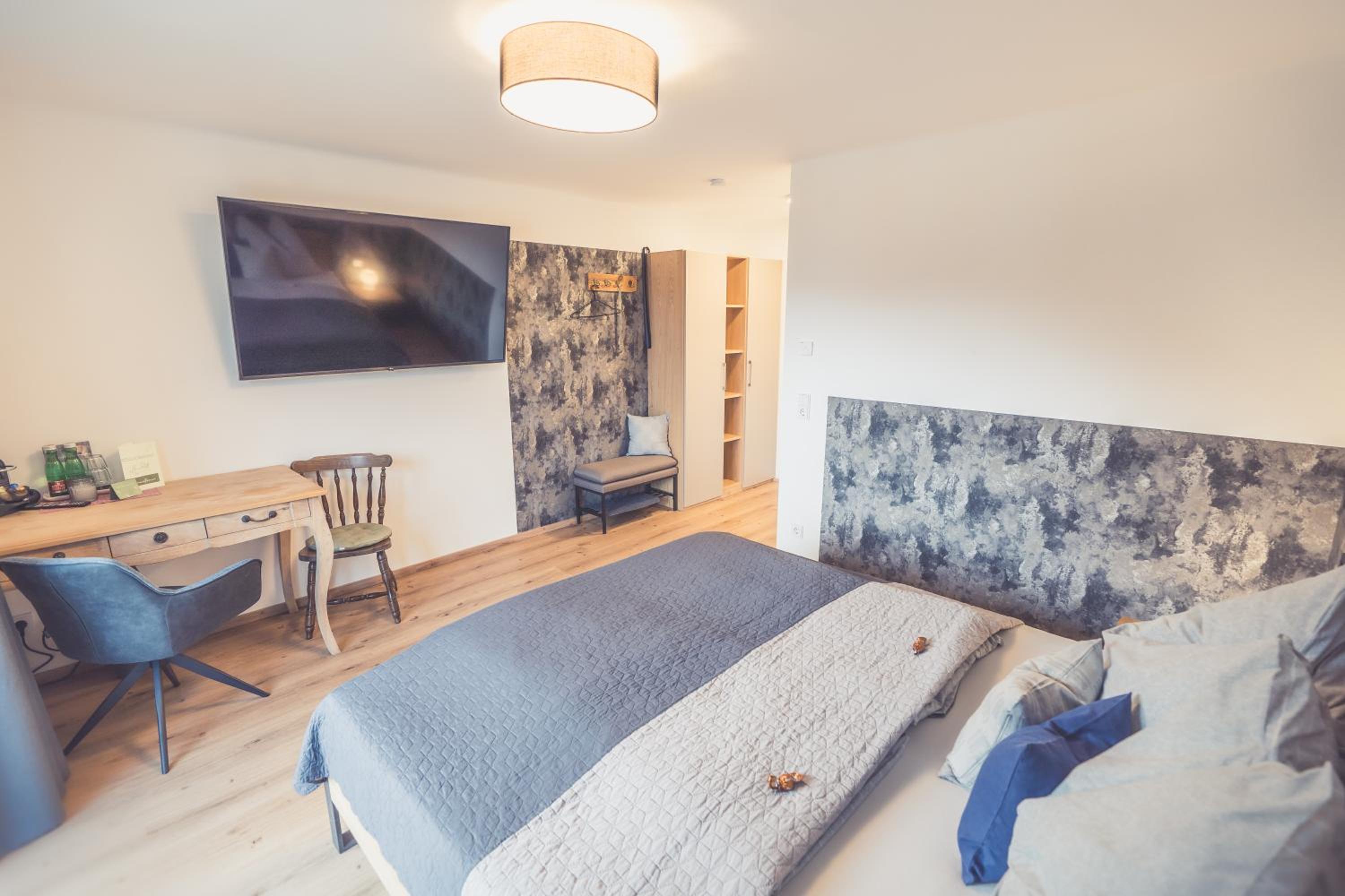 Double Room with Lake View / Not Dog Friendly