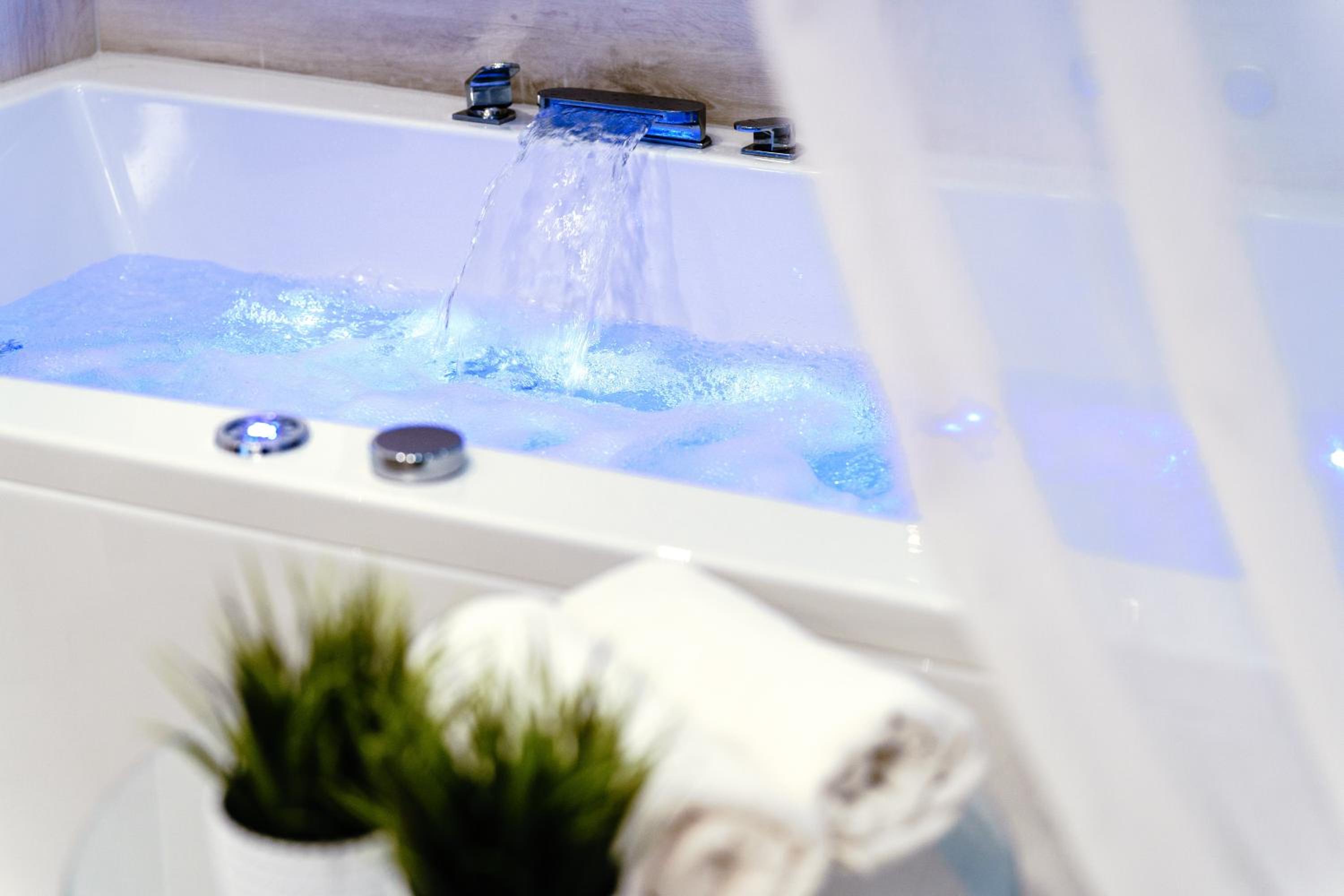 Studio Apartment with Kitchenette and Bath with Jacuzzi - Photo 12