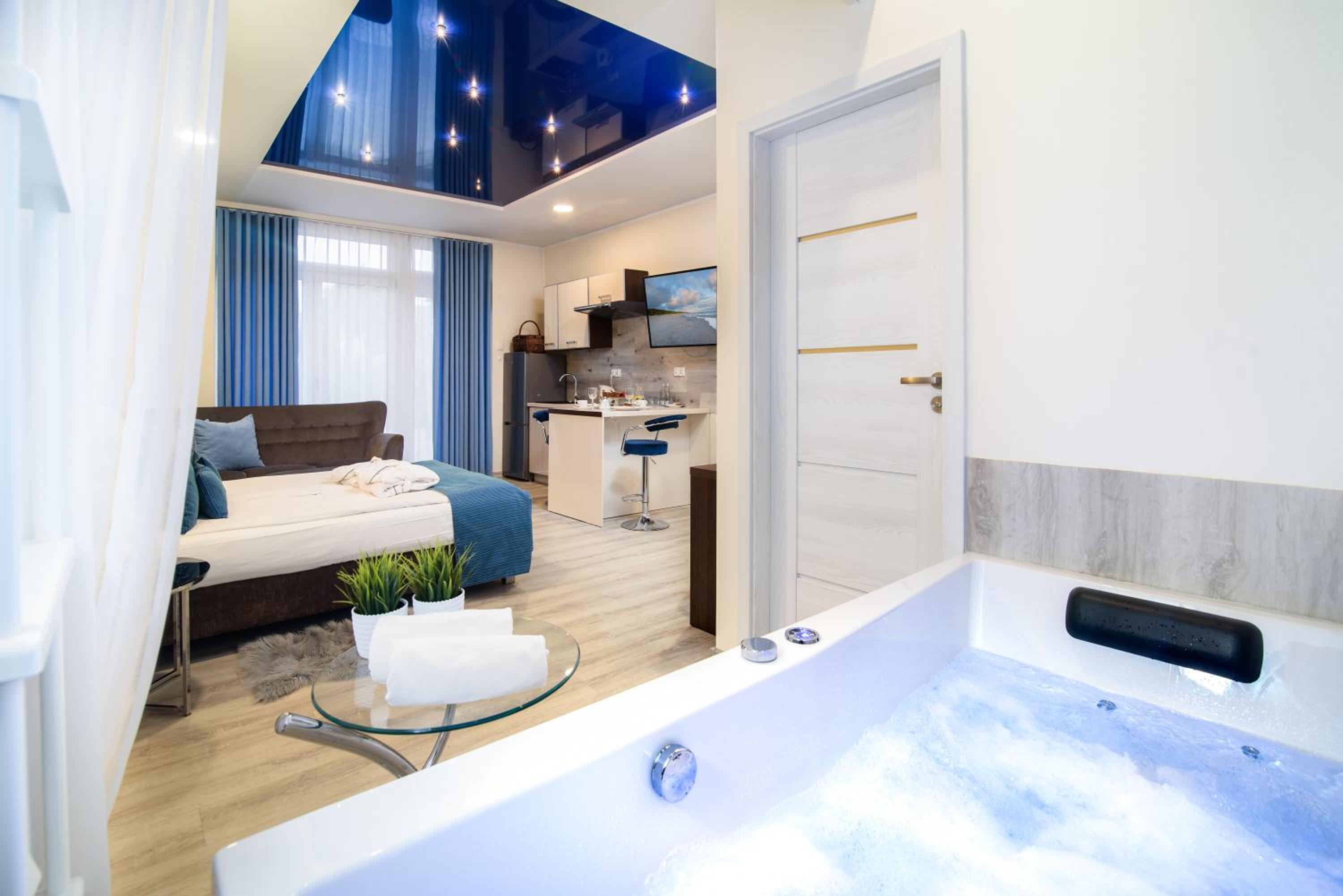 Studio Apartment with Kitchenette and Bath with Jacuzzi - Photo 10