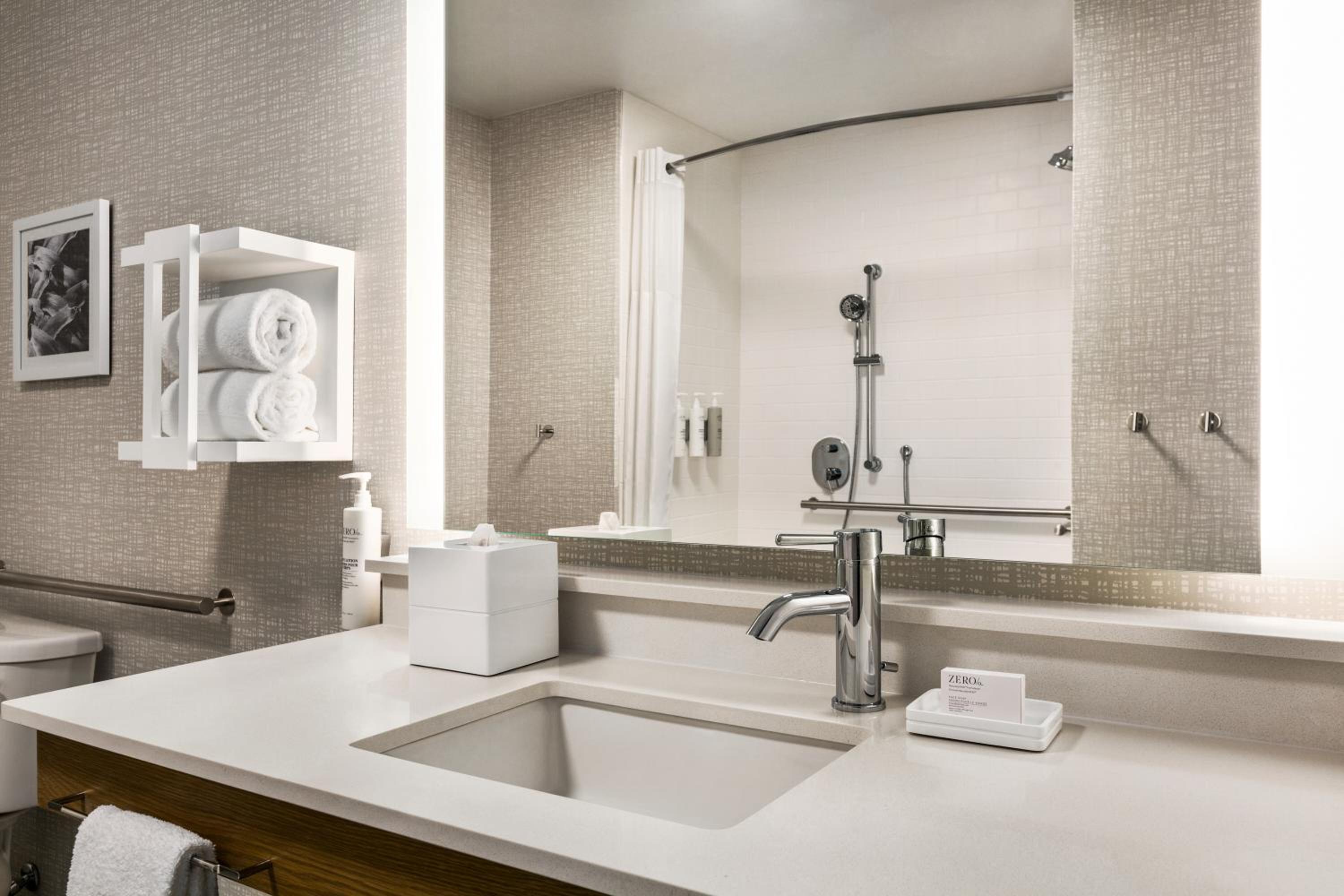 King Studio with Roll-In Shower - Disability Access photo 3