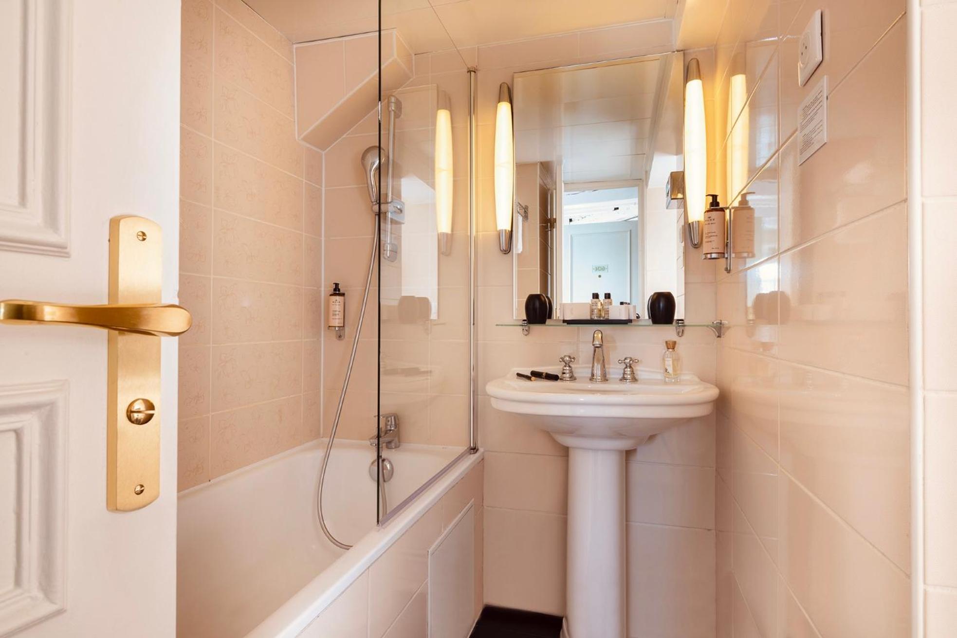 Parisian Suite (2 Adults + 1 Child) photo 3