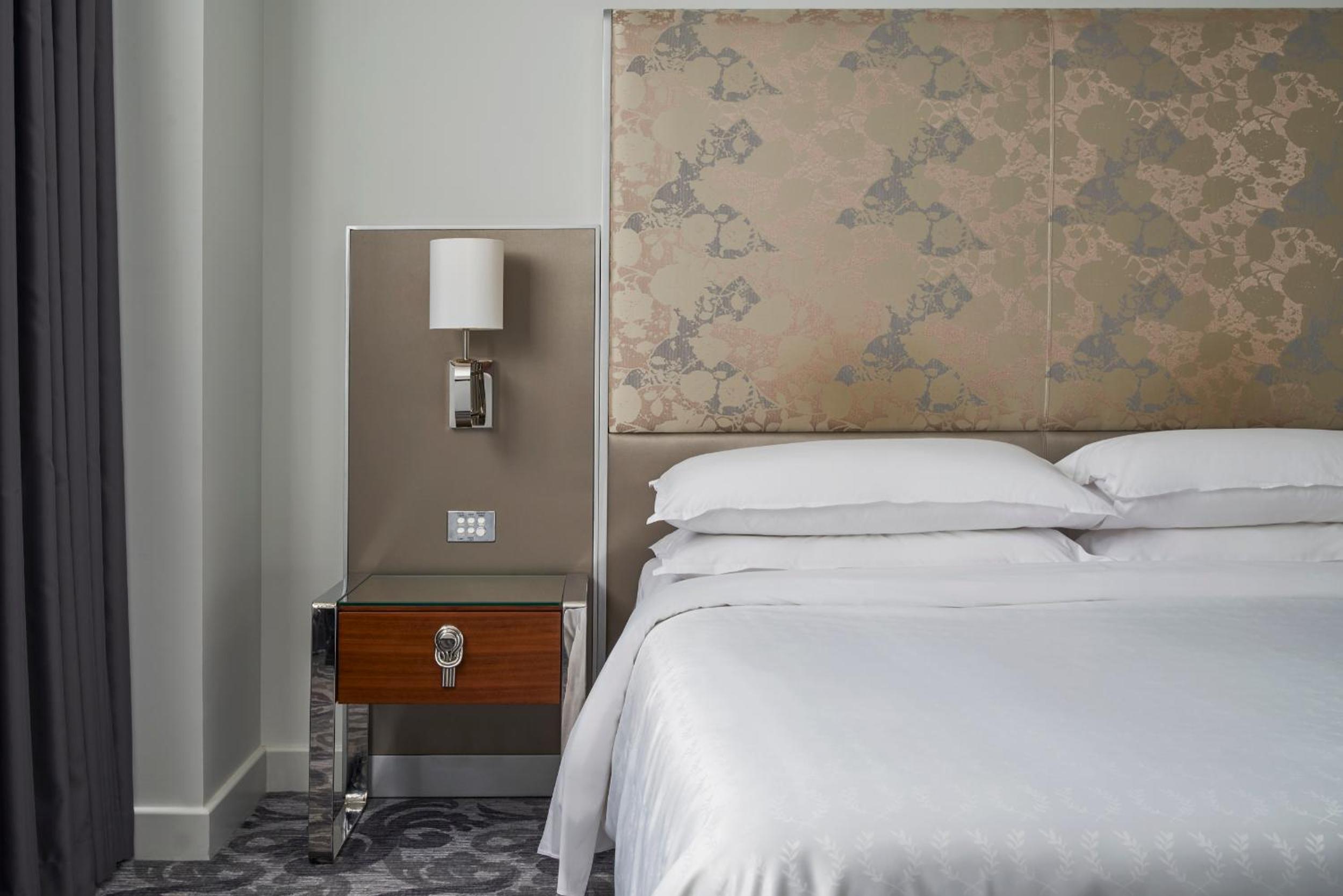 Deluxe Larger King Room with City View