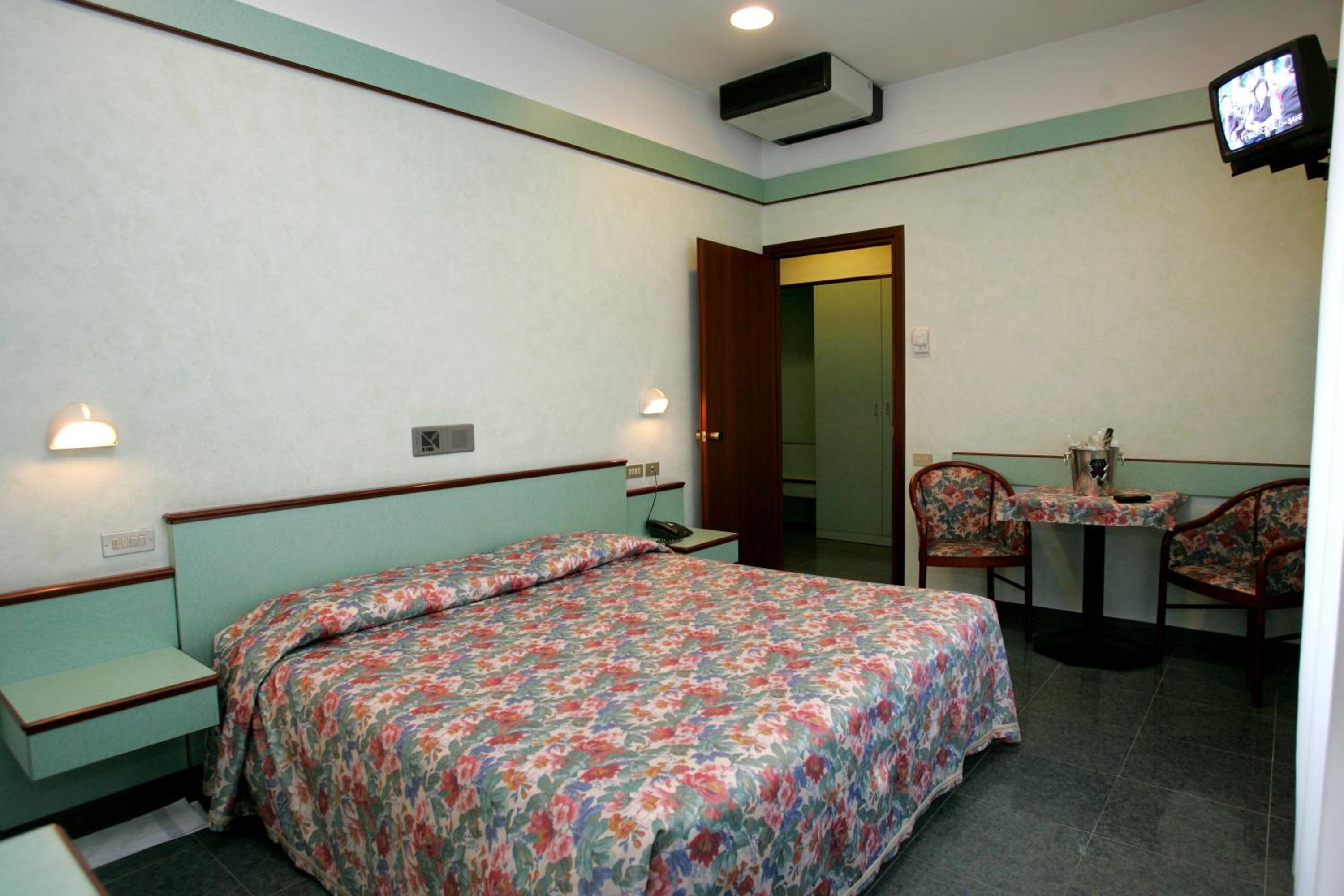 Standard Double Room - Photo 7