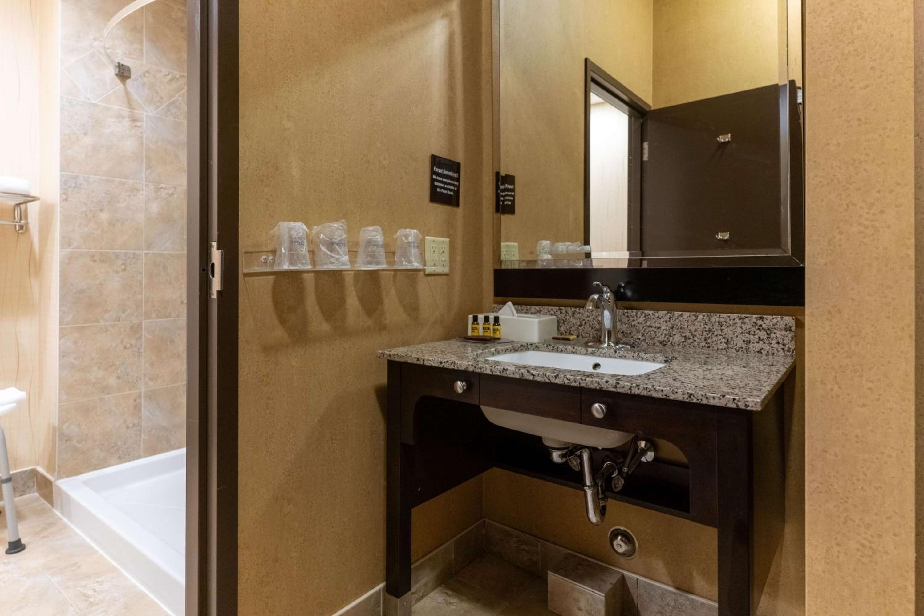 King Room - Disability Access - Photo 3