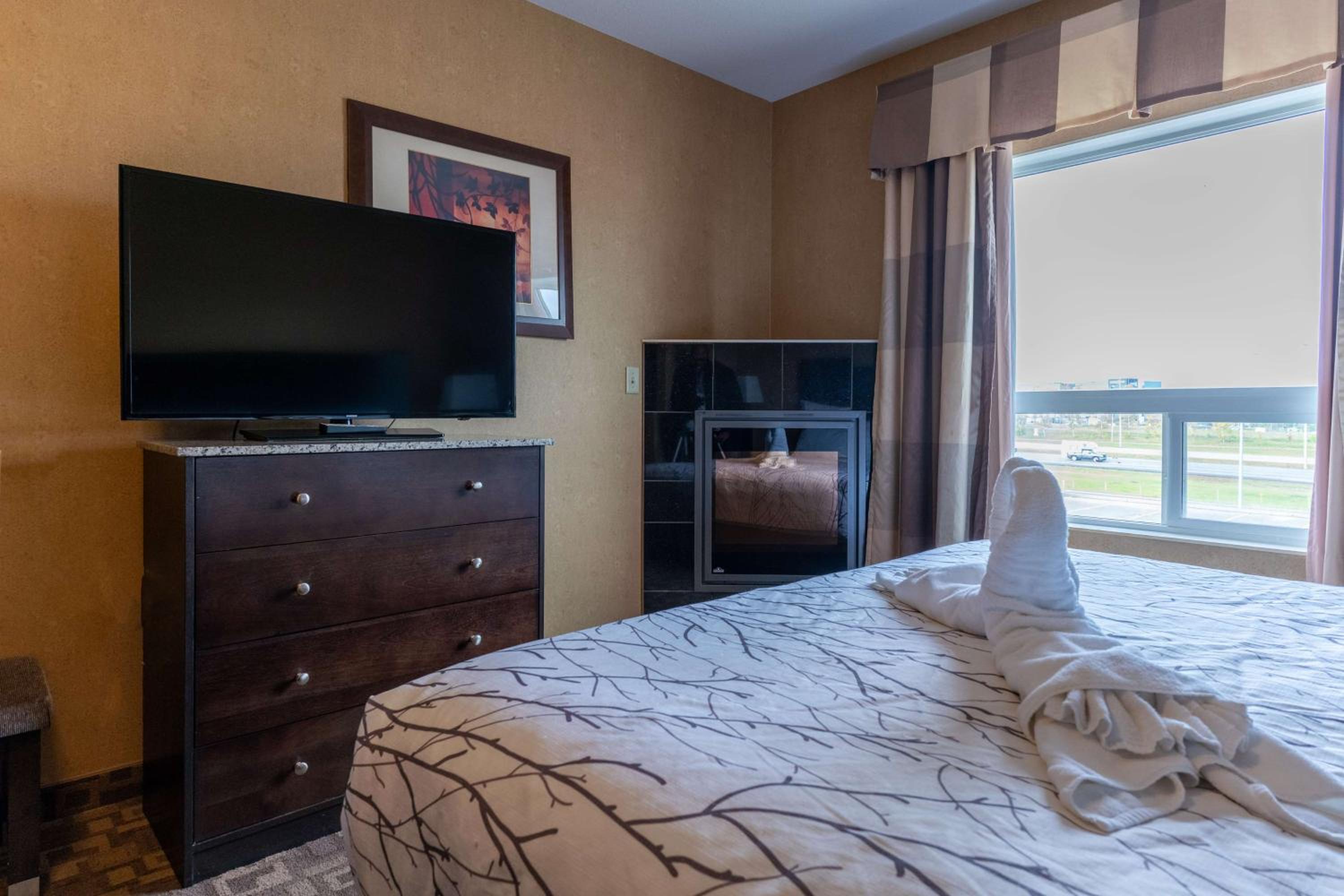 King Suite With Sofa Bed - Non-Smoking - Photo 5